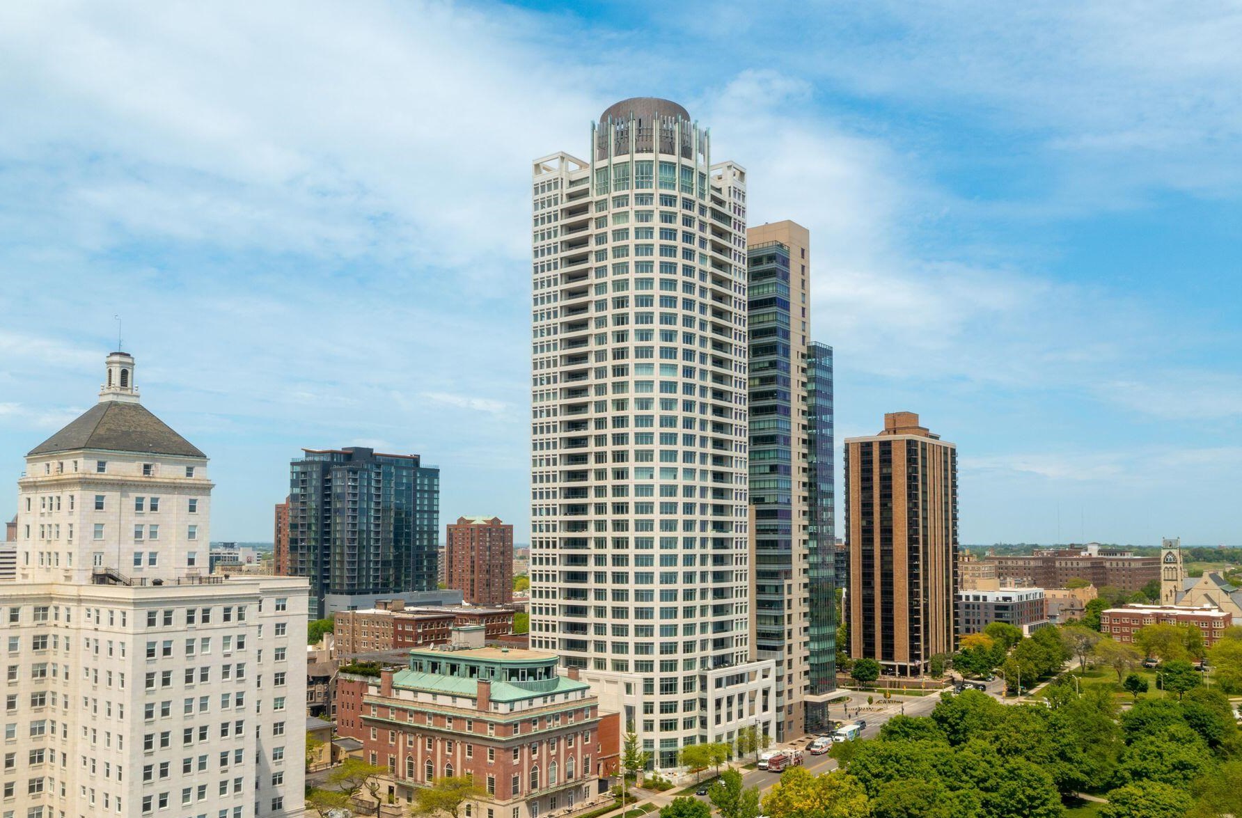 825 Prospect Ave, Milwaukee WI  53202-3915 exterior