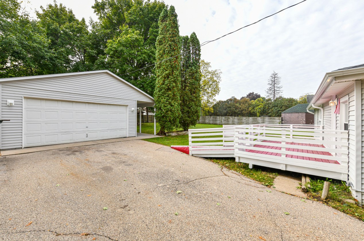 1232 Barnes St, Delavan WI  53115-1304 exterior