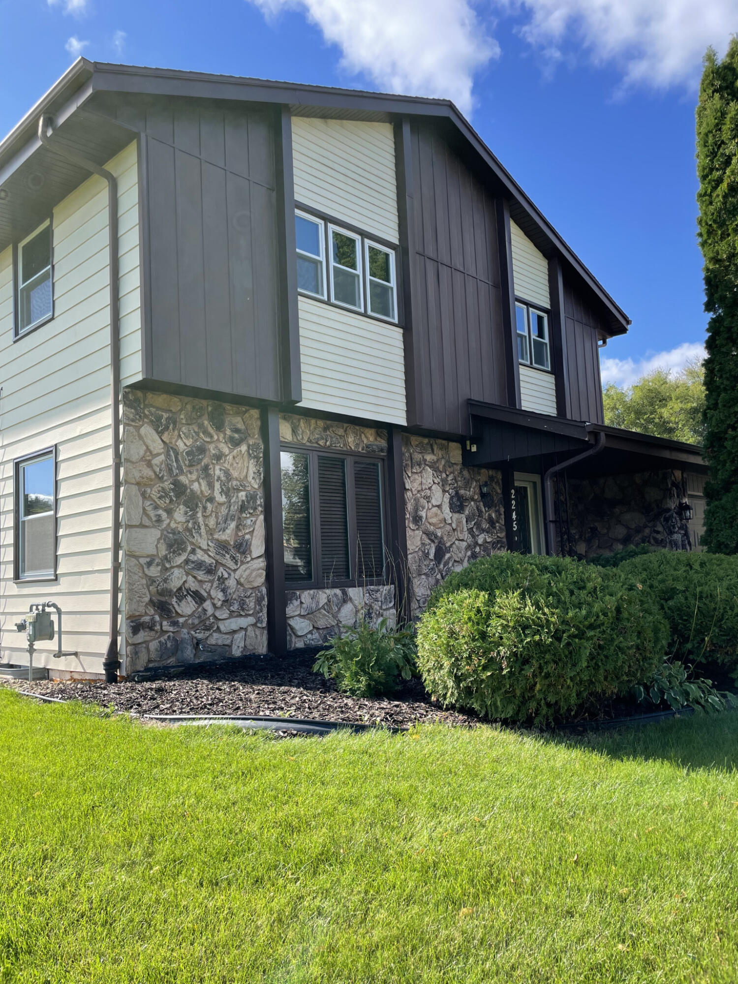 2245 E Hickory Dr, Oak Creek, WI 53154 MLS 1855206 Coldwell Banker