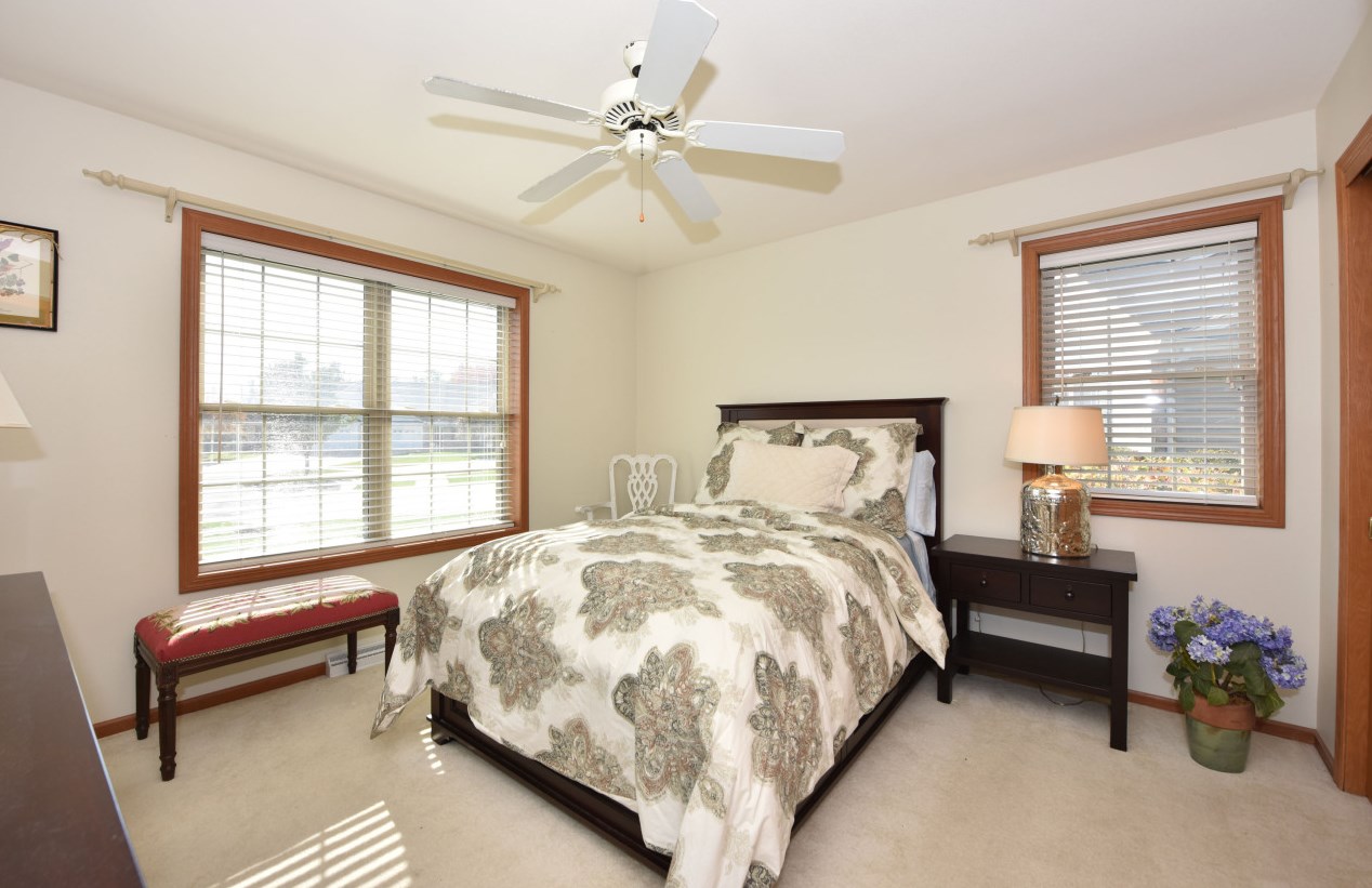 1964 Comanche Ct, Grafton WI  53024-9365 exterior