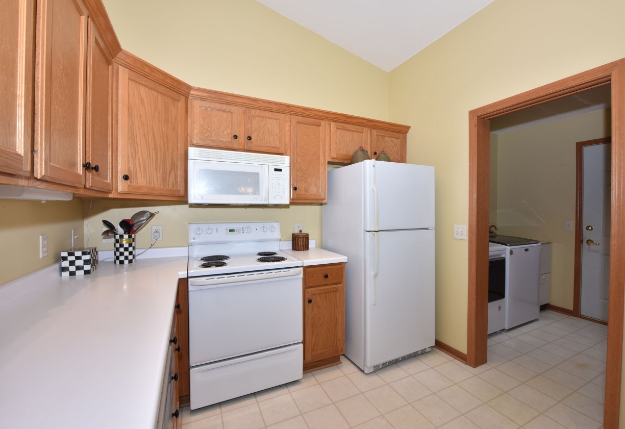 1964 Comanche Ct, Grafton WI  53024-9365 exterior