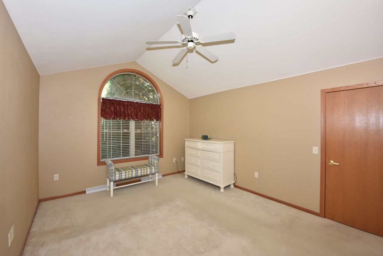 1964 Comanche Ct, Grafton WI  53024-9365 exterior