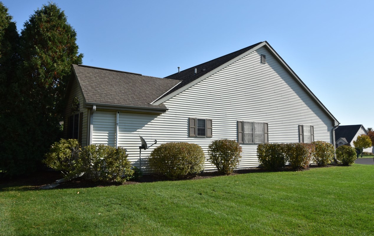 1964 Comanche Ct, Grafton WI  53024-9365 exterior