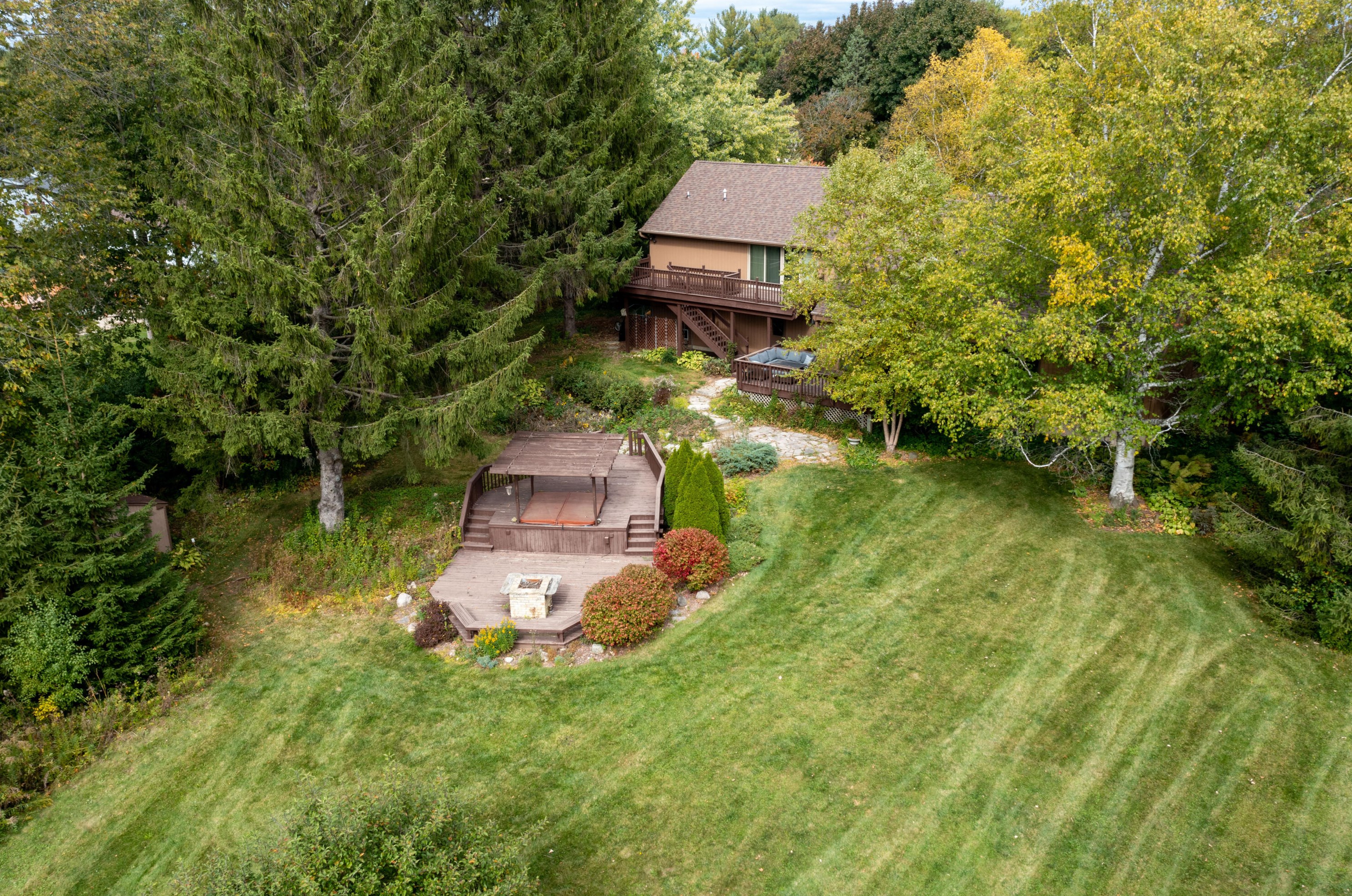 10057 Flagstone Dr, Cedarburg WI  53012-8822 exterior