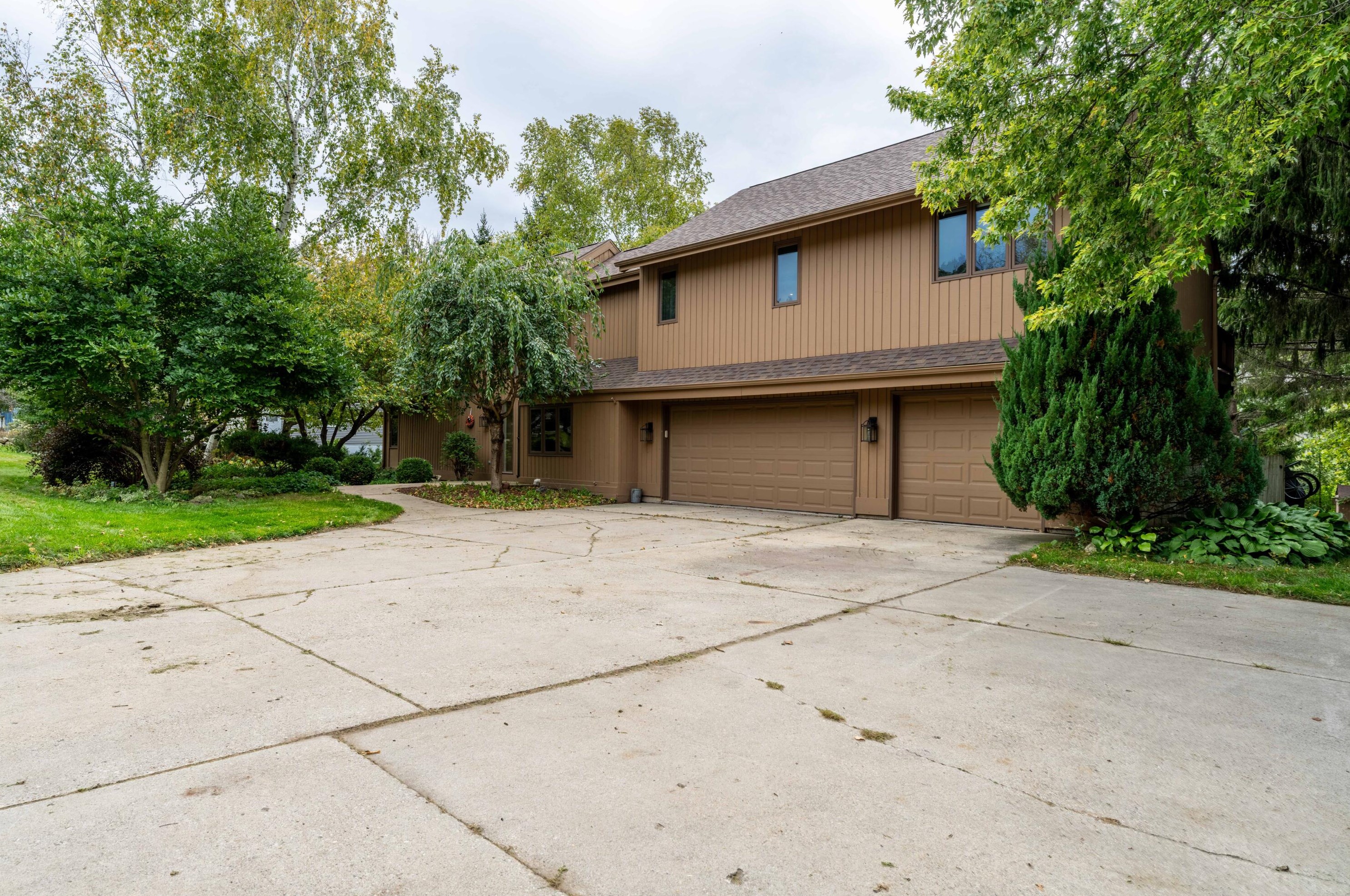 10057 Flagstone Dr, Cedarburg WI  53012-8822 exterior