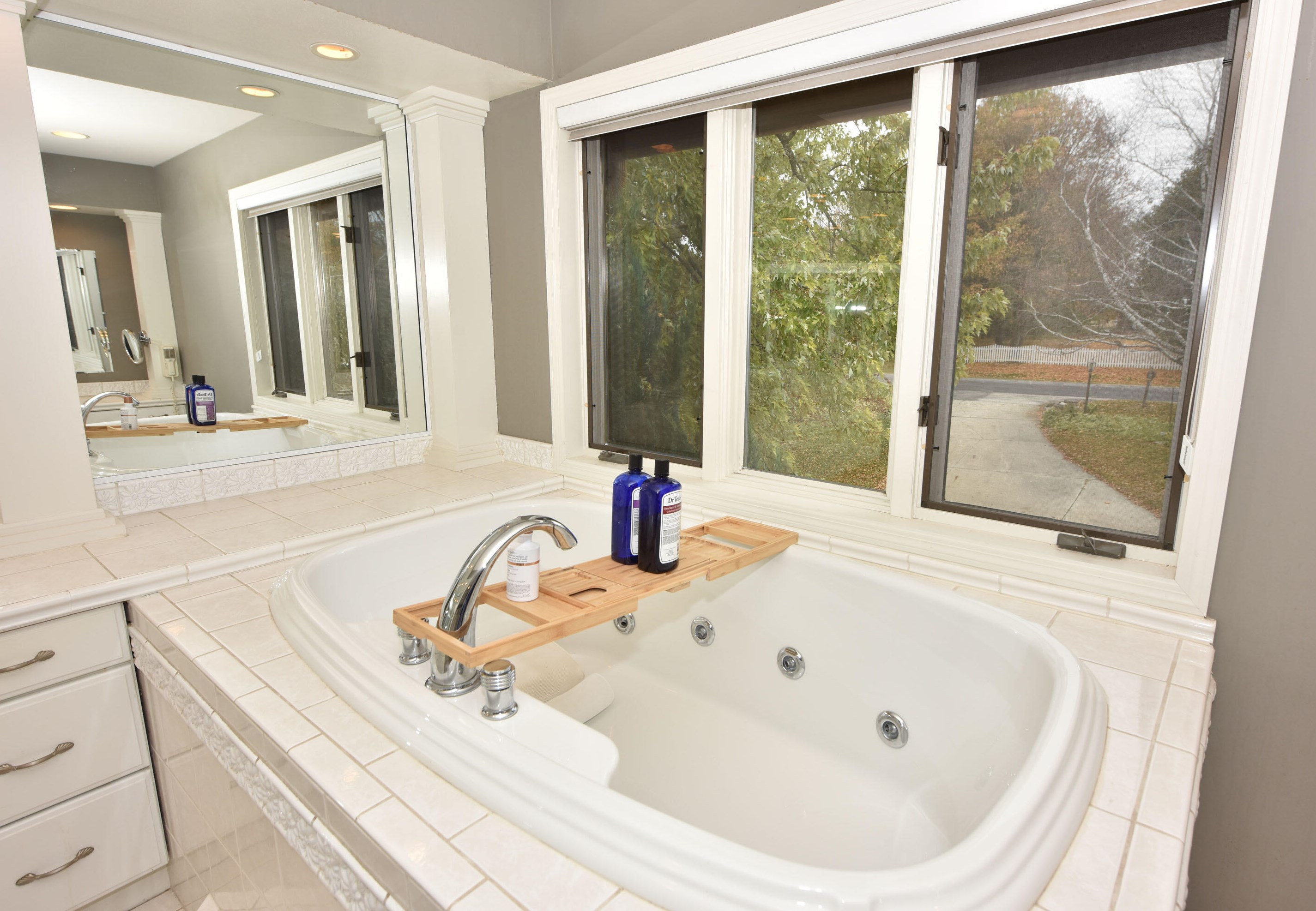 10057 Flagstone Dr, Cedarburg WI  53012-8822 exterior
