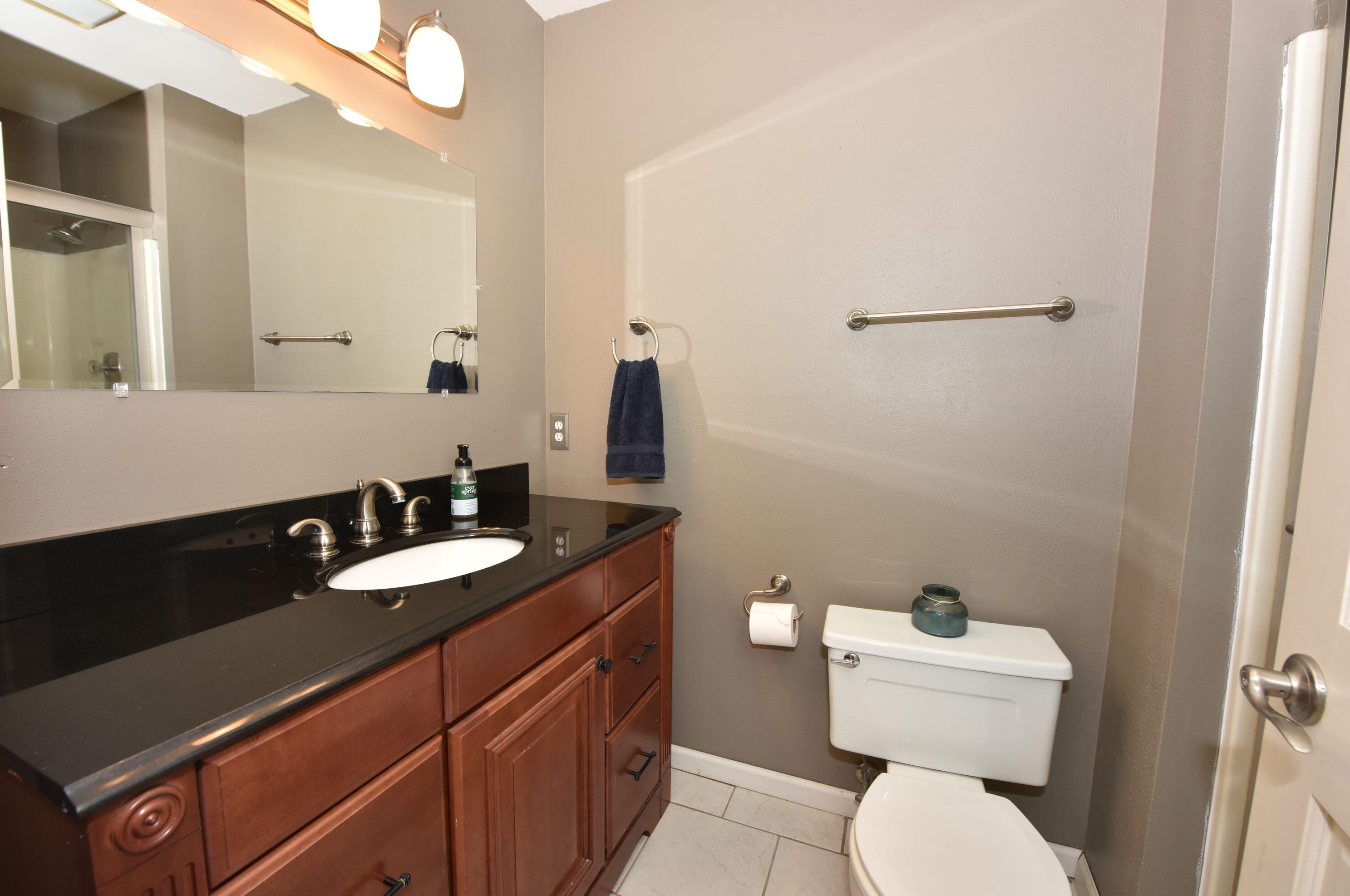10057 Flagstone Dr, Cedarburg WI  53012-8822 exterior