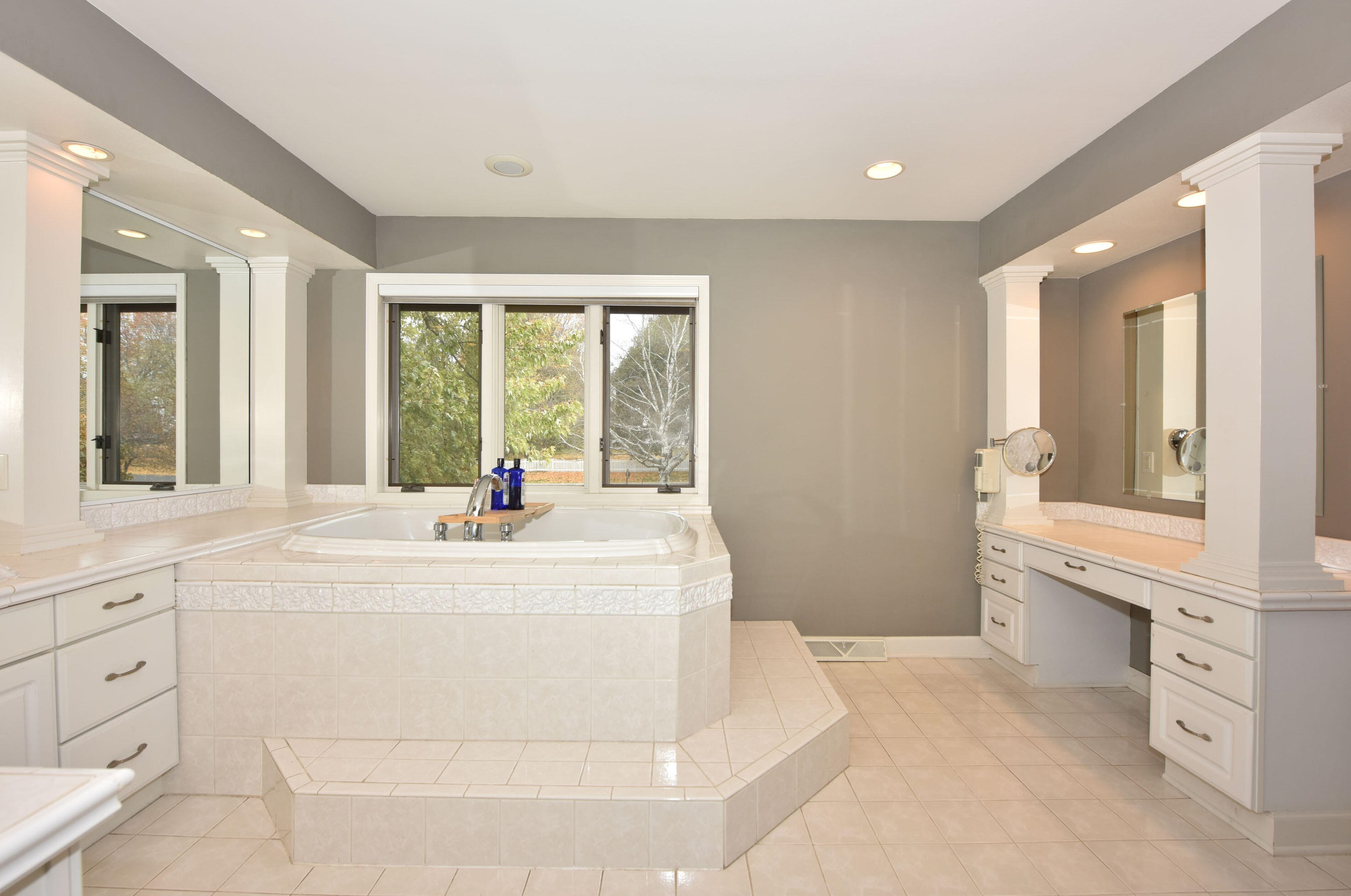 10057 Flagstone Dr, Cedarburg WI  53012-8822 exterior