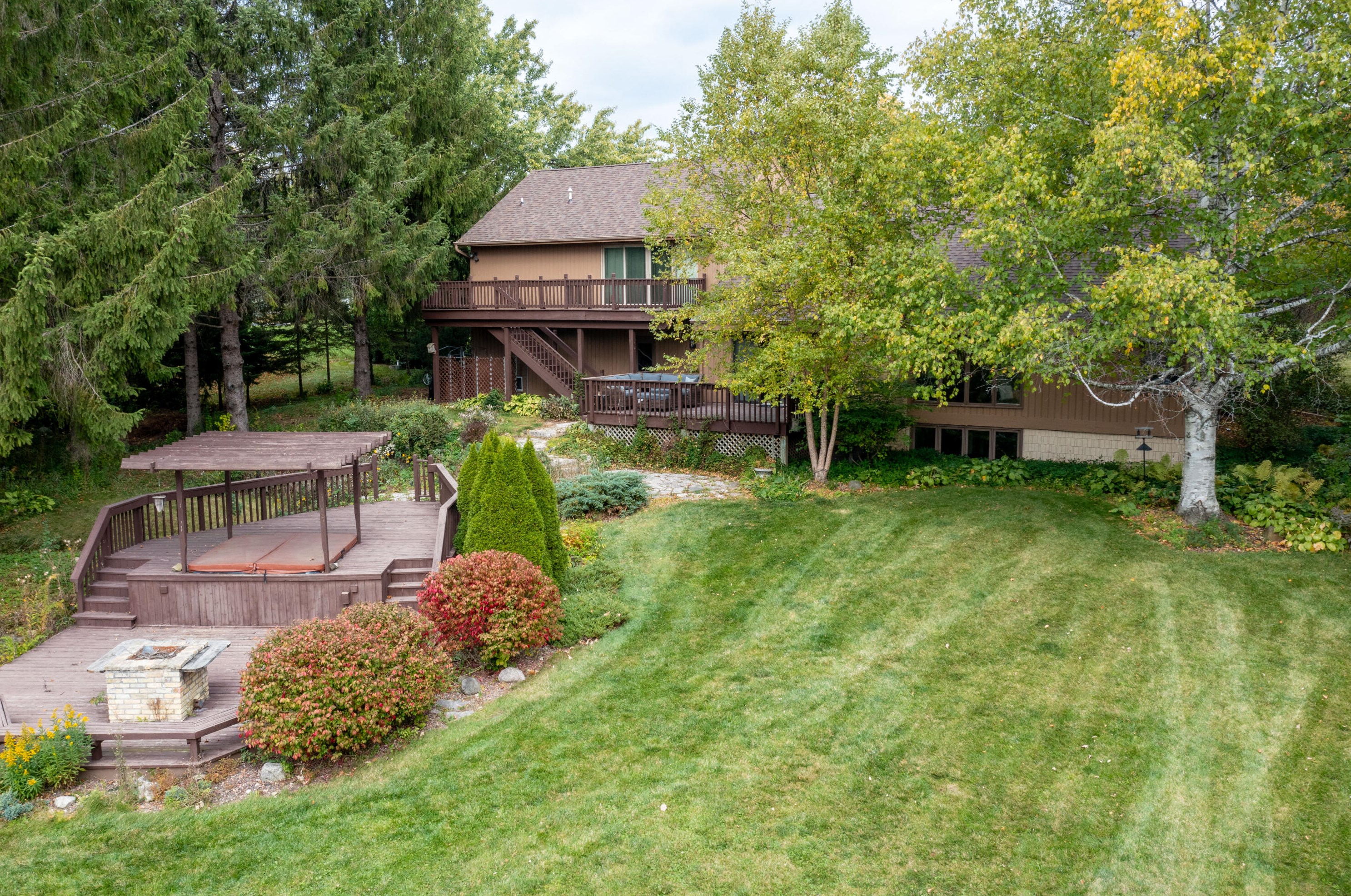 10057 Flagstone Dr, Cedarburg WI  53012-8822 exterior