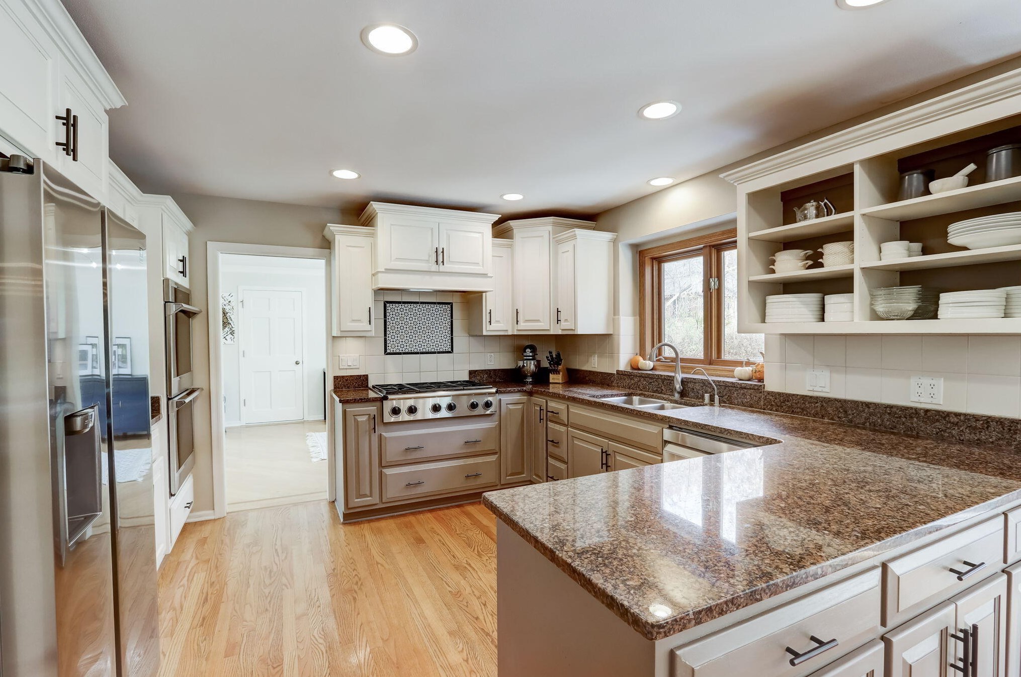468 Garrison Ct, Delafield WI  53018-2033 exterior