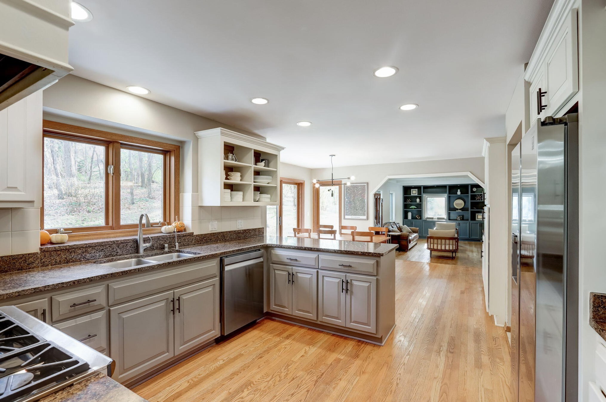 468 Garrison Ct, Delafield WI  53018-2033 exterior