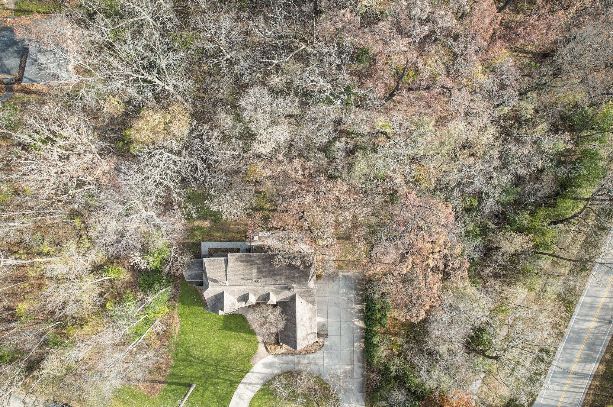 468 Garrison Ct, Delafield WI  53018-2033 exterior