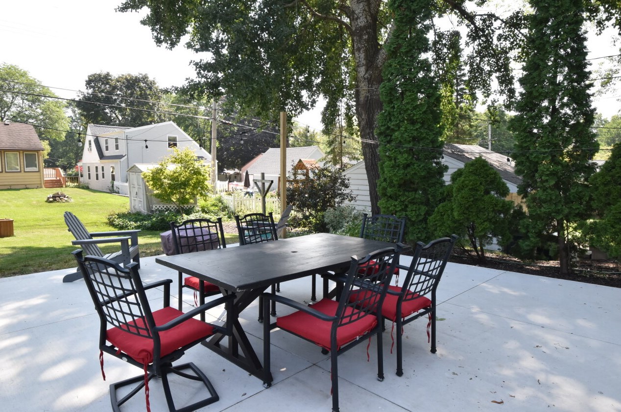 11825 Garfield Ave, Milwaukee WI  53226-2025 exterior