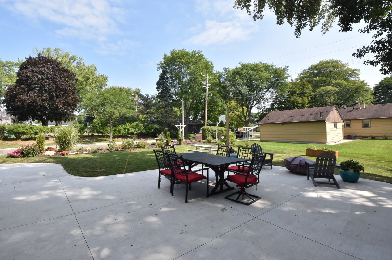 11825 Garfield Ave, Milwaukee WI  53226-2025 exterior