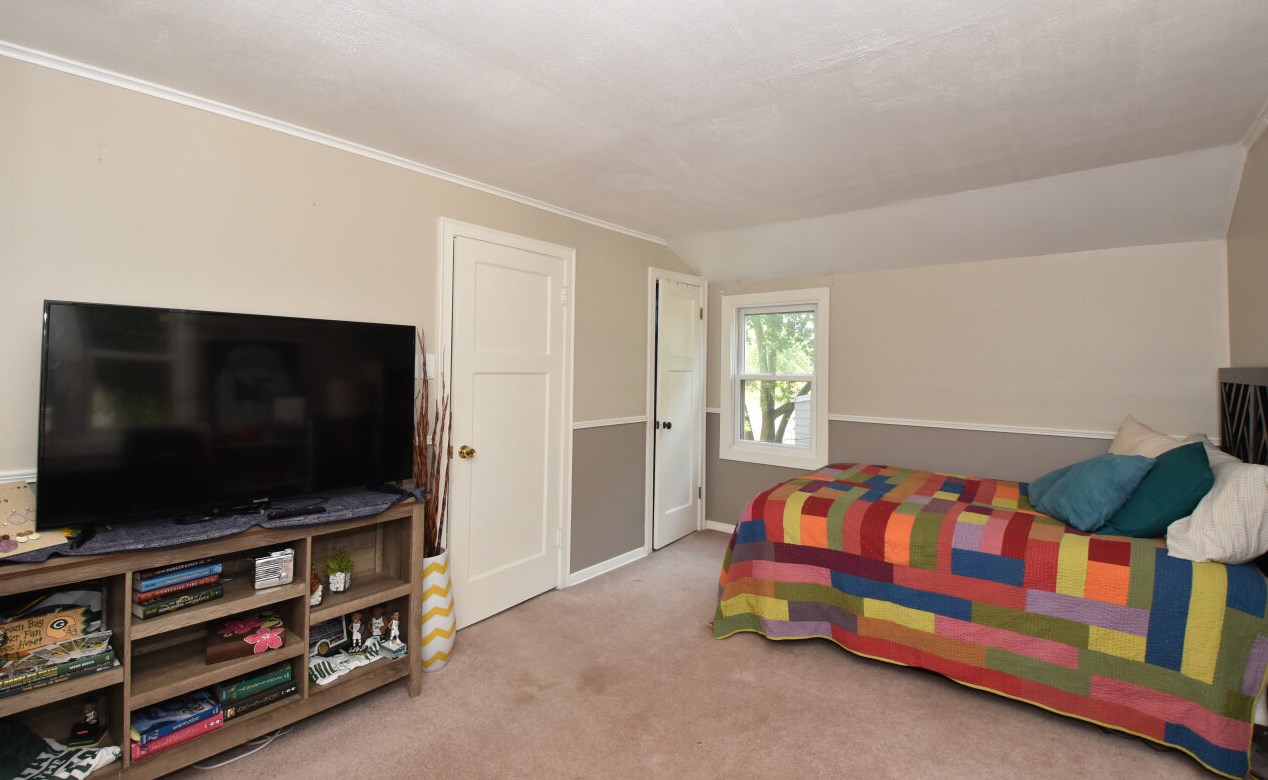 11825 Garfield Ave, Milwaukee WI  53226-2025 exterior