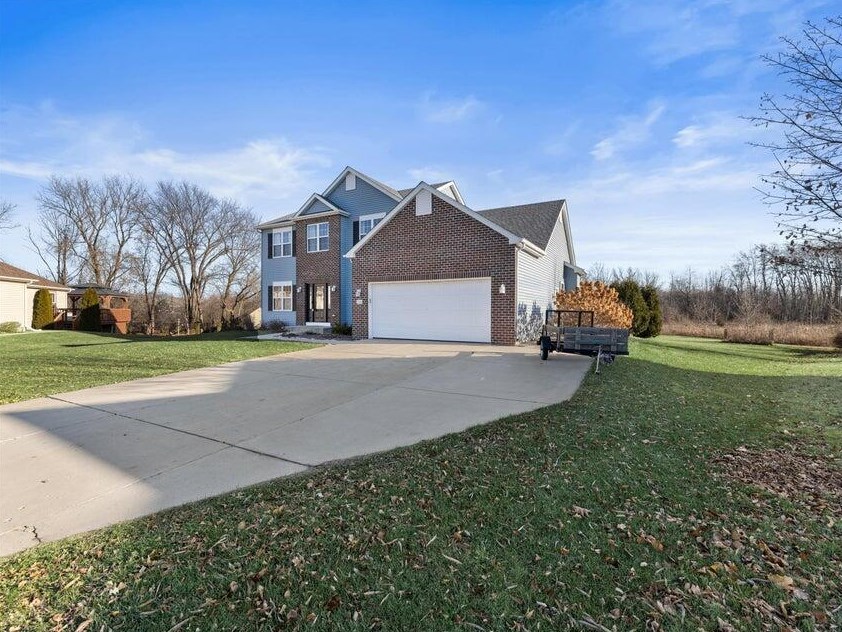 1198 Knollwood Dr, Grafton WI  53024-9484 exterior