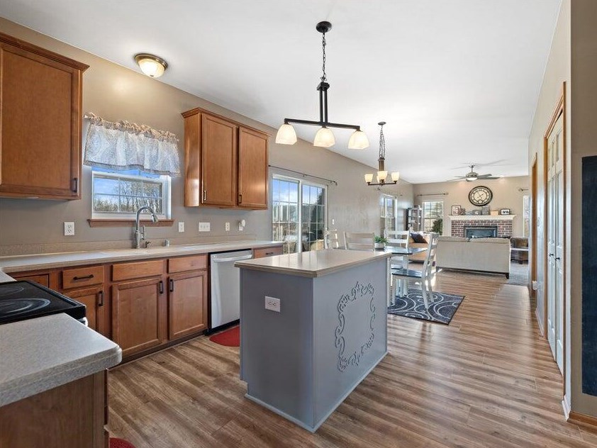 1198 Knollwood Dr, Grafton WI  53024-9484 exterior