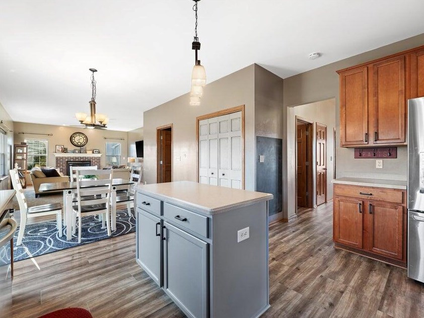 1198 Knollwood Dr, Grafton WI  53024-9484 exterior