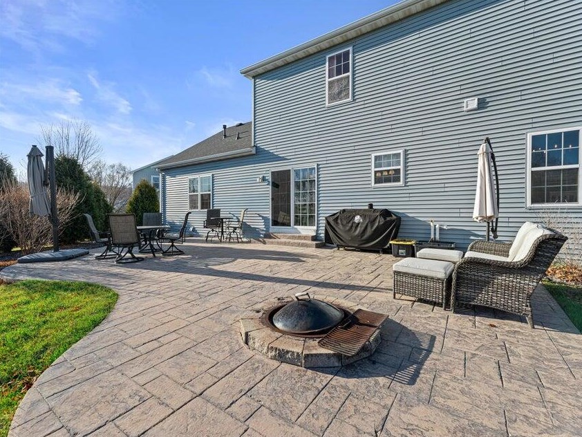 1198 Knollwood Dr, Grafton WI  53024-9484 exterior