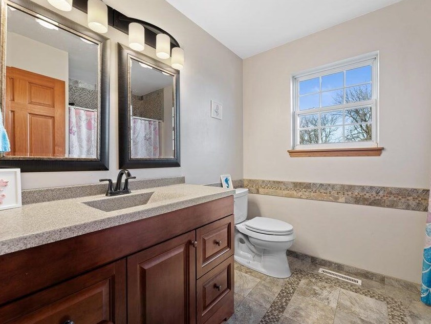1198 Knollwood Dr, Grafton WI  53024-9484 exterior