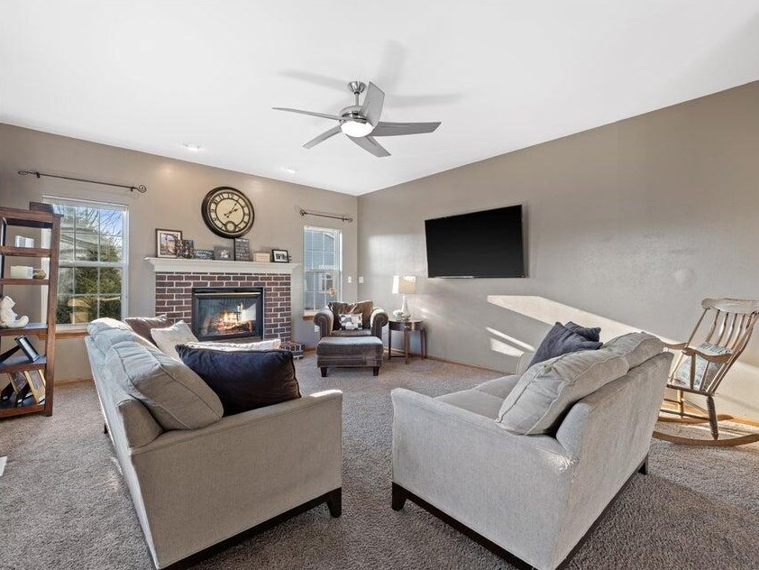 1198 Knollwood Dr, Grafton WI  53024-9484 exterior
