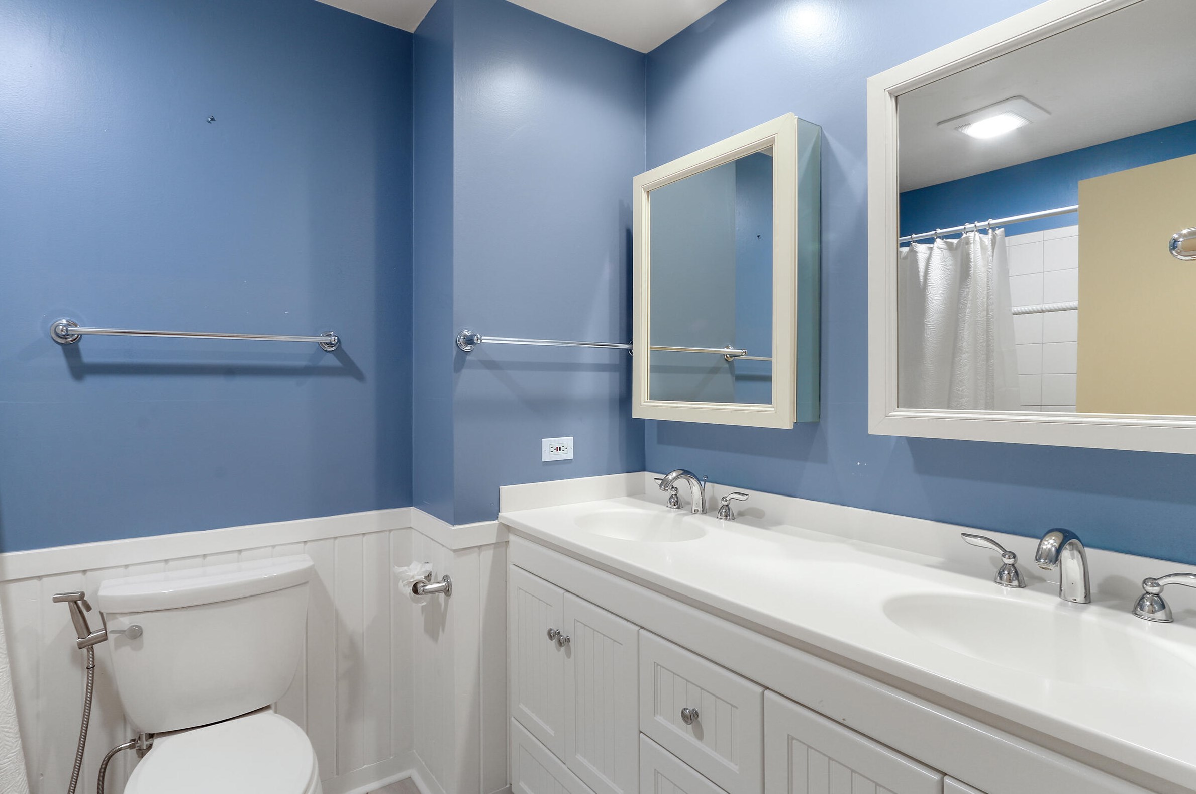 635 Upper Brookwood Dr, Fontana WI  53125-1807 exterior