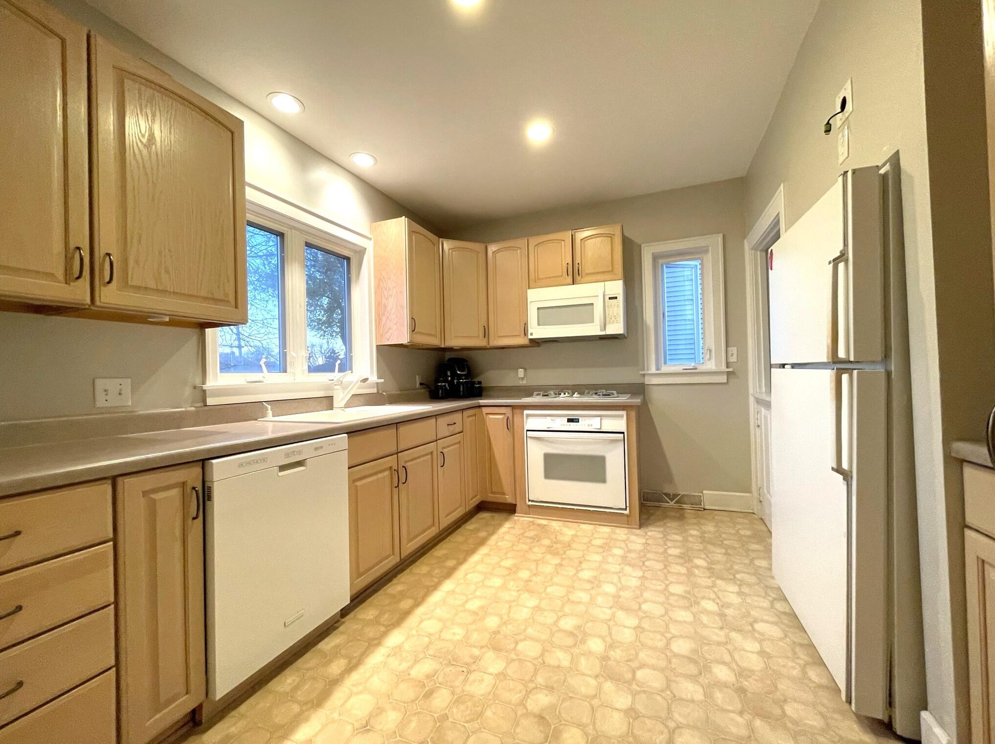 1329 Monroe Ave, Racine WI  53405-2838 exterior