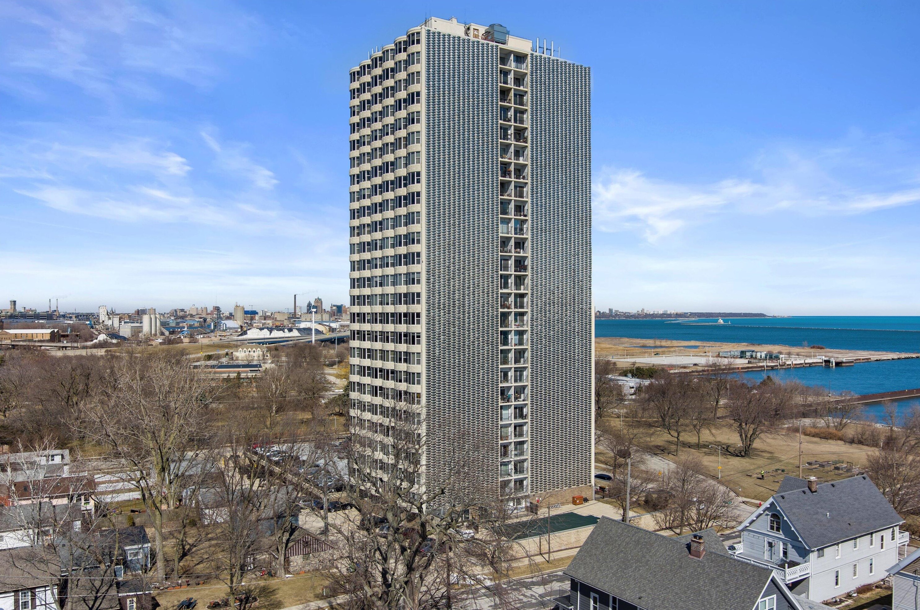 2525 Shore Dr, Milwaukee WI  53207-1973 exterior