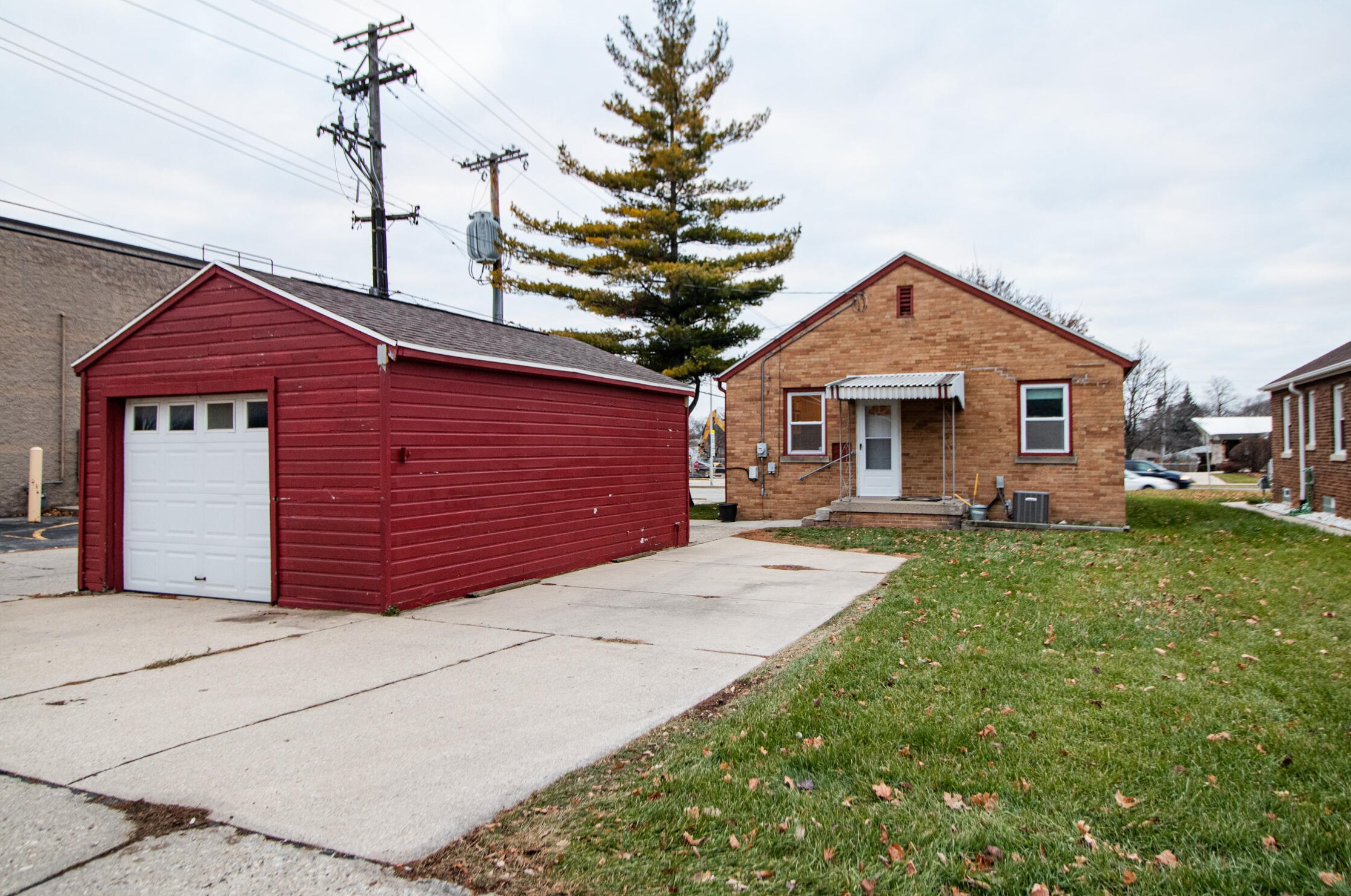 4020 92, Milwaukee WI 53228-2130 exterior