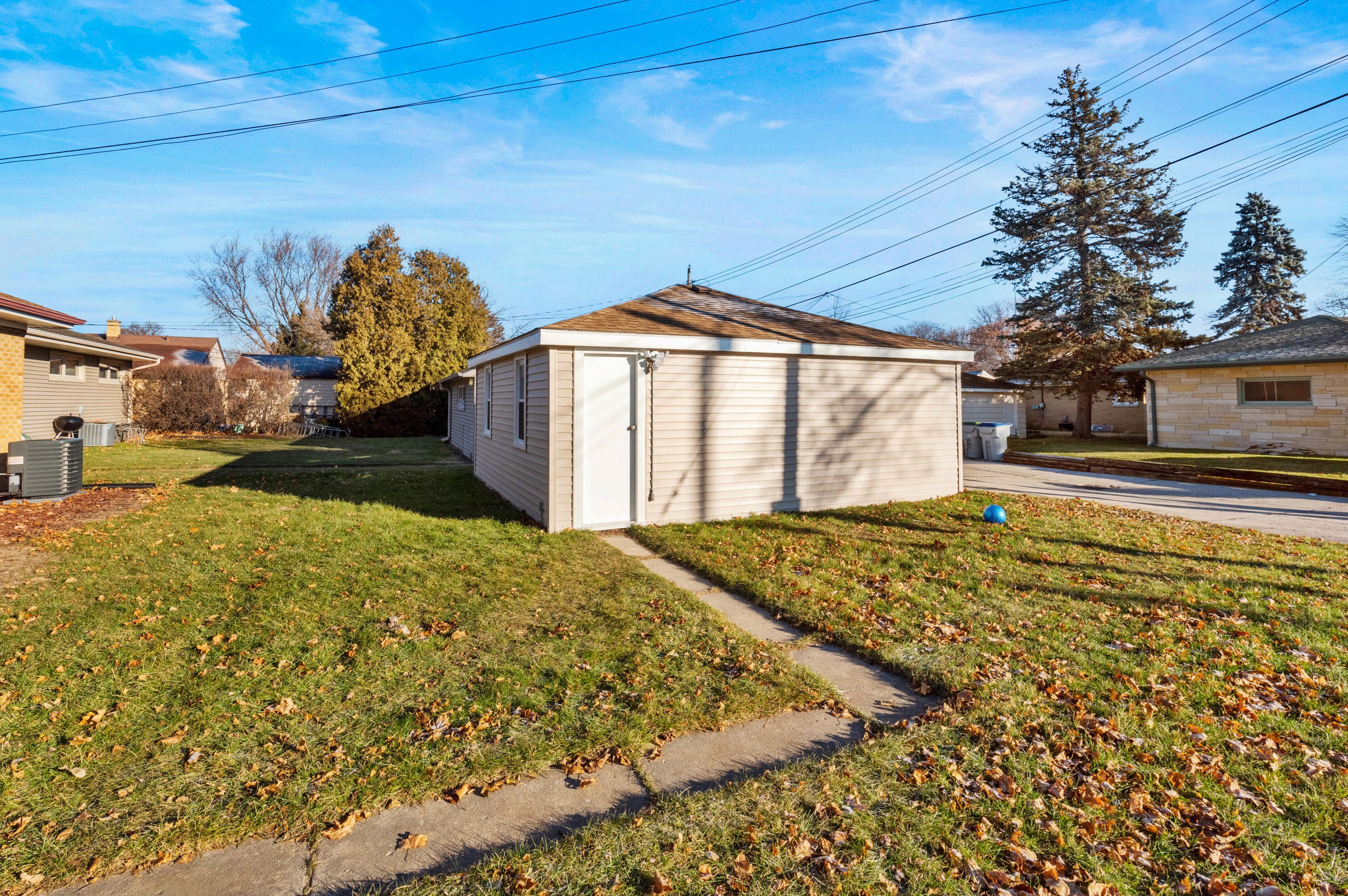 4102 Colgate Cir, Milwaukee WI  53222-1736 exterior