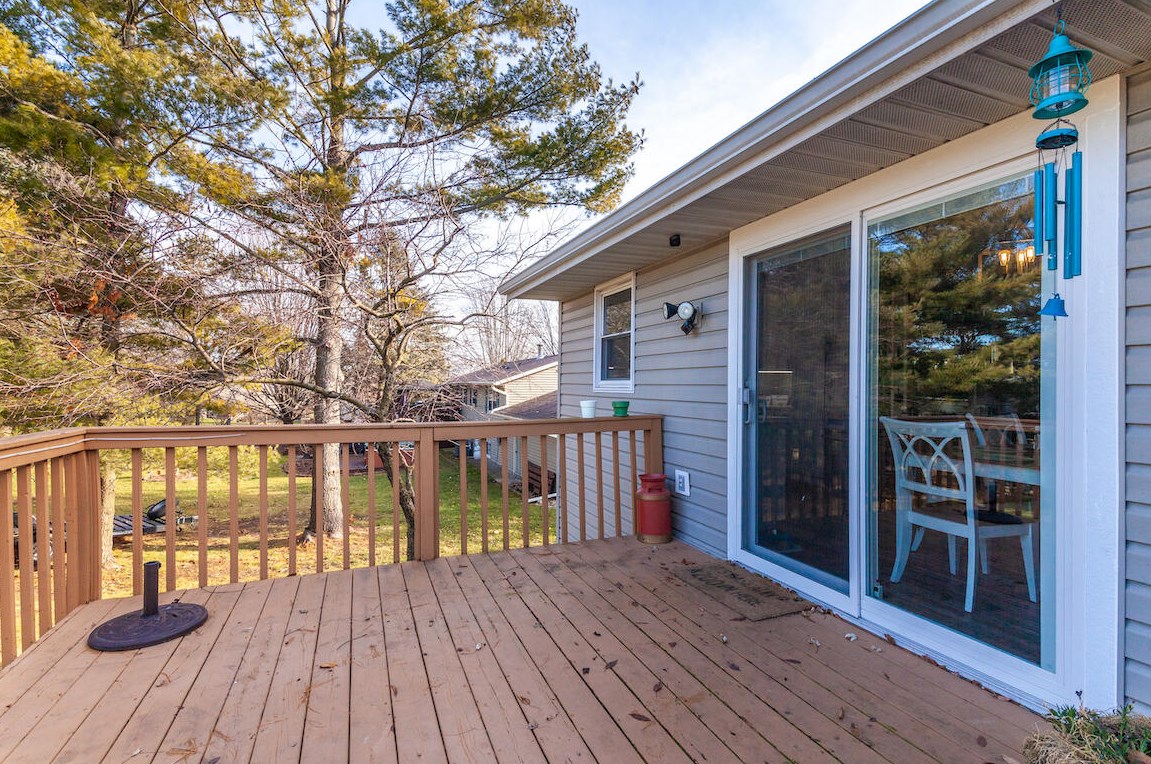 1284 Tamarack Ave, Hartford WI  53027-2667 exterior