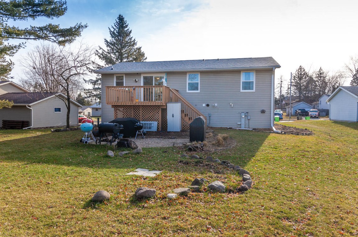 1284 Tamarack Ave, Hartford WI  53027-2667 exterior