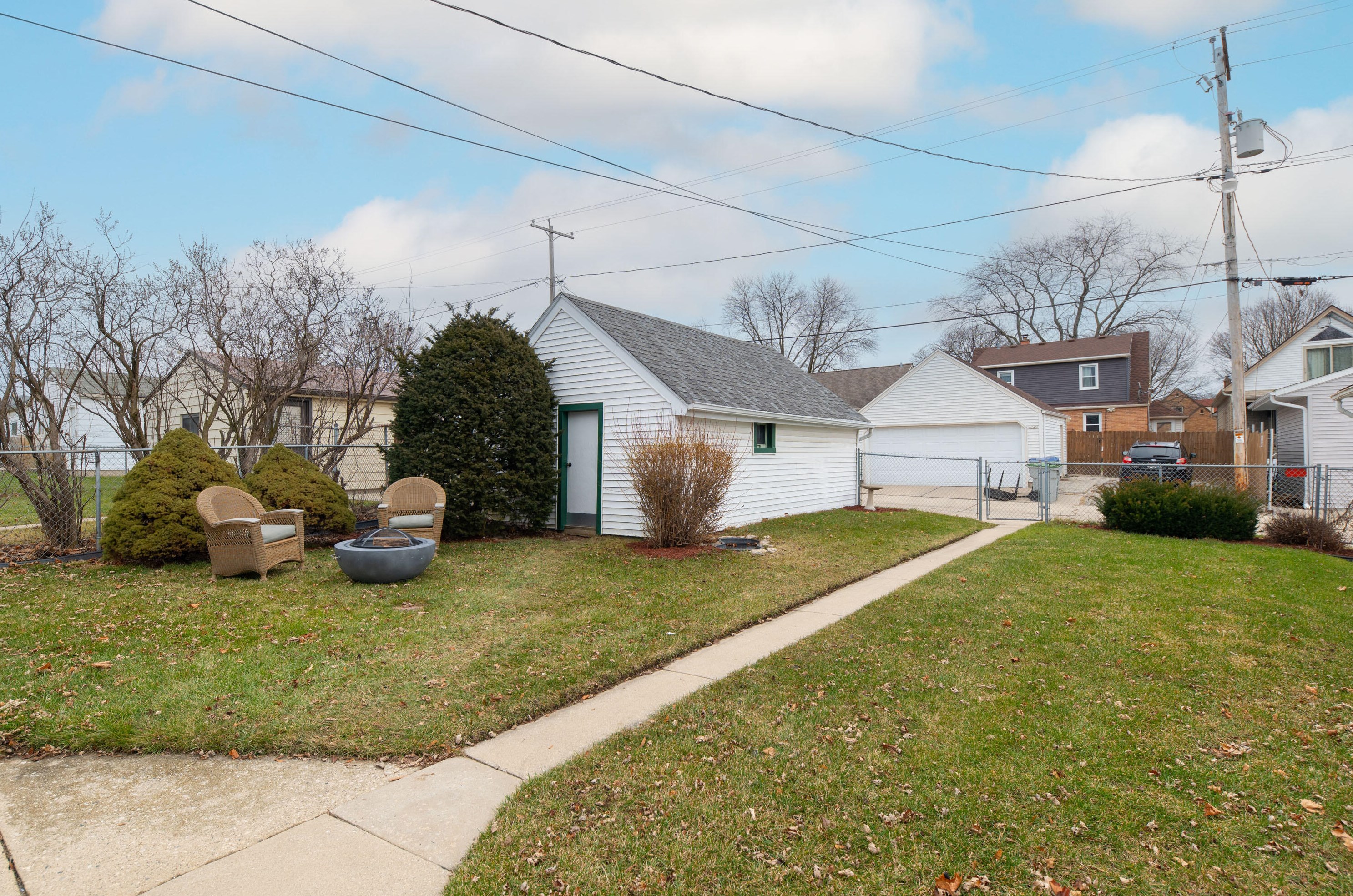 4244 1st Pl, Milwaukee WI  53207-4924 exterior