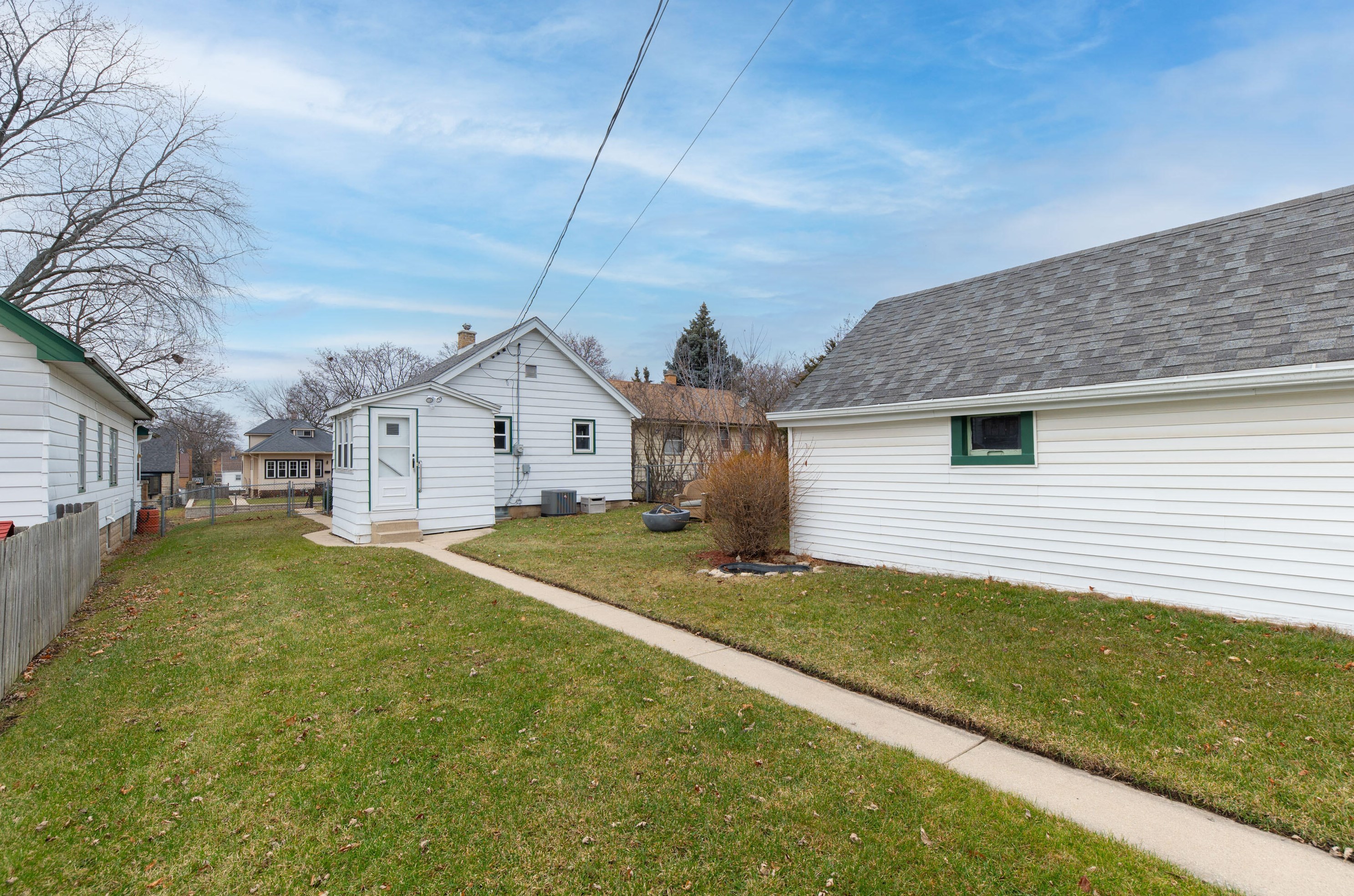 4244 1st Pl, Milwaukee WI  53207-4924 exterior