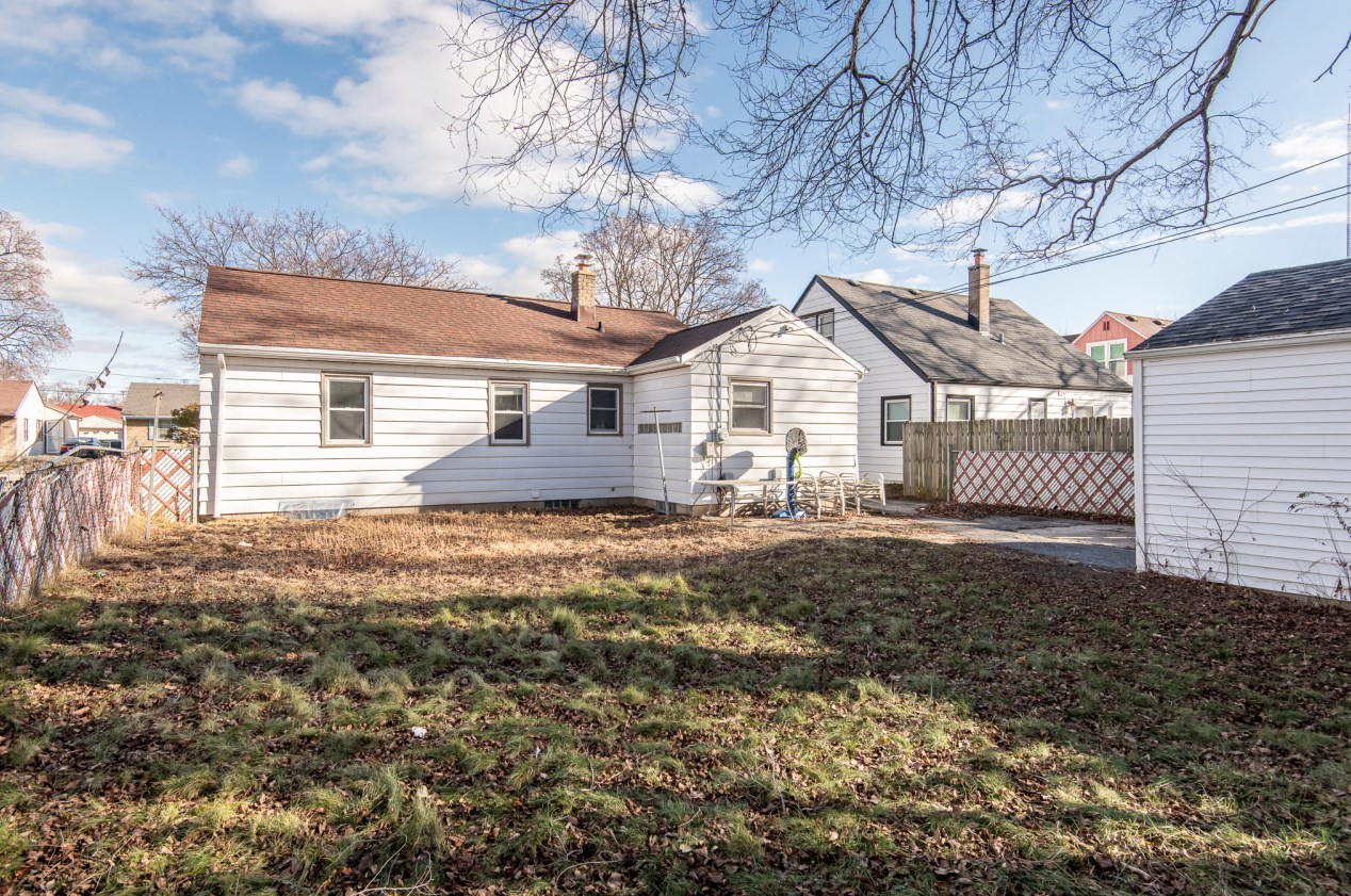 2115 Neil Pl, Milwaukee WI  53209-5027 exterior