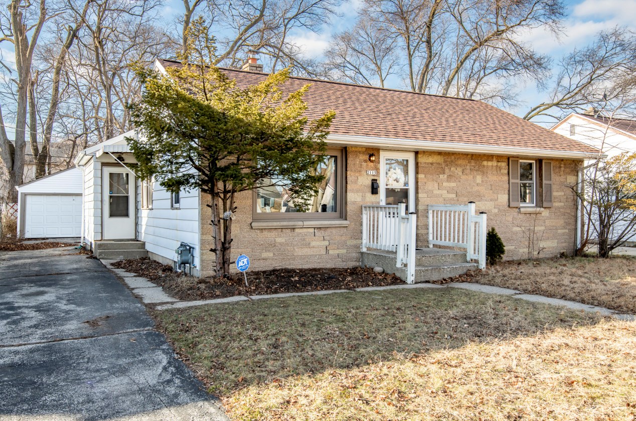 2115 Neil Pl, Milwaukee WI  53209-5027 exterior