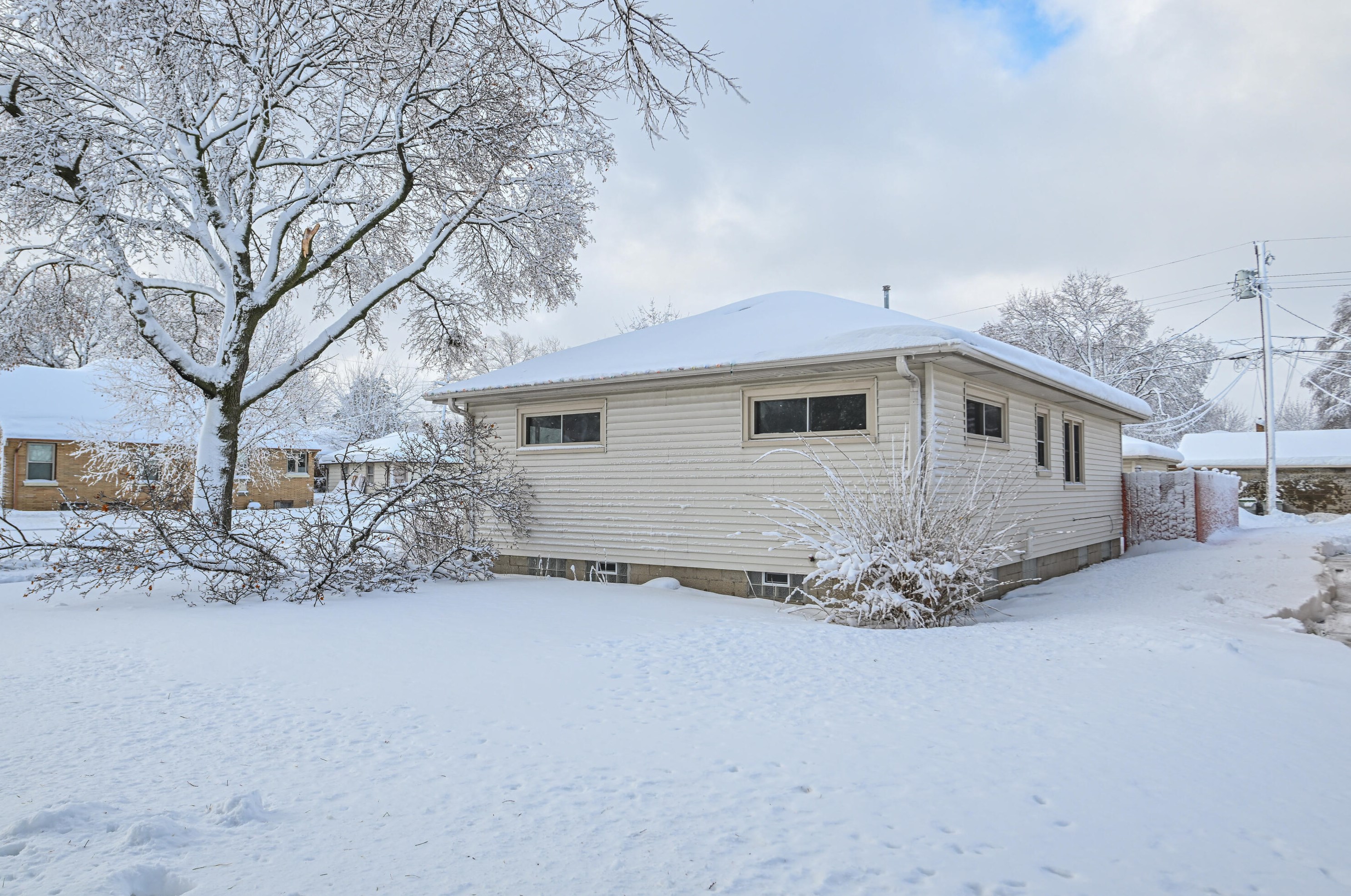 7900 Melvina St, Milwaukee WI  53222-2938 exterior