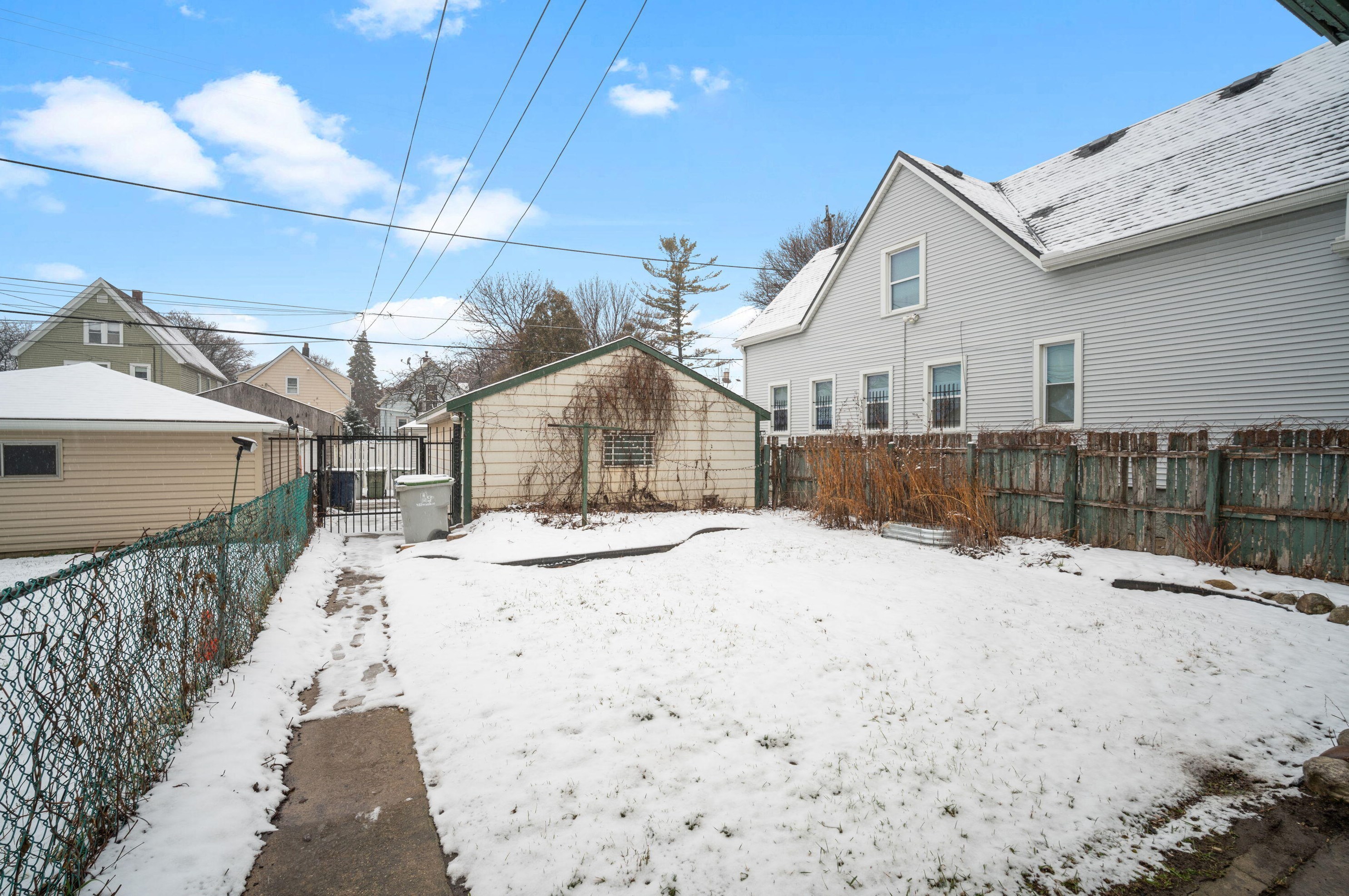 3359 Pierce St, Milwaukee WI  53215-1121 exterior