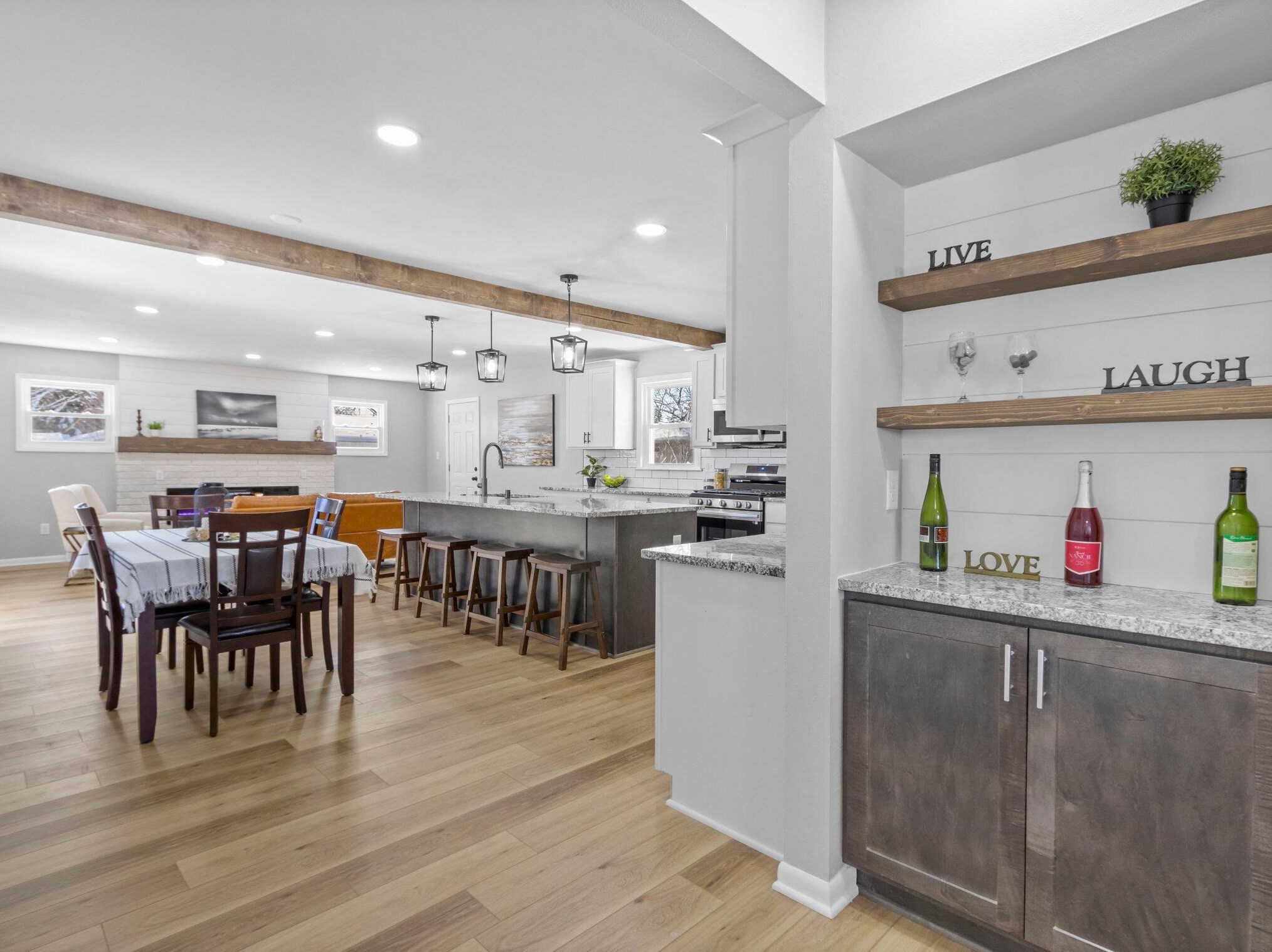 525 Lincoln Ave, Hartford WI  53027-2216 exterior