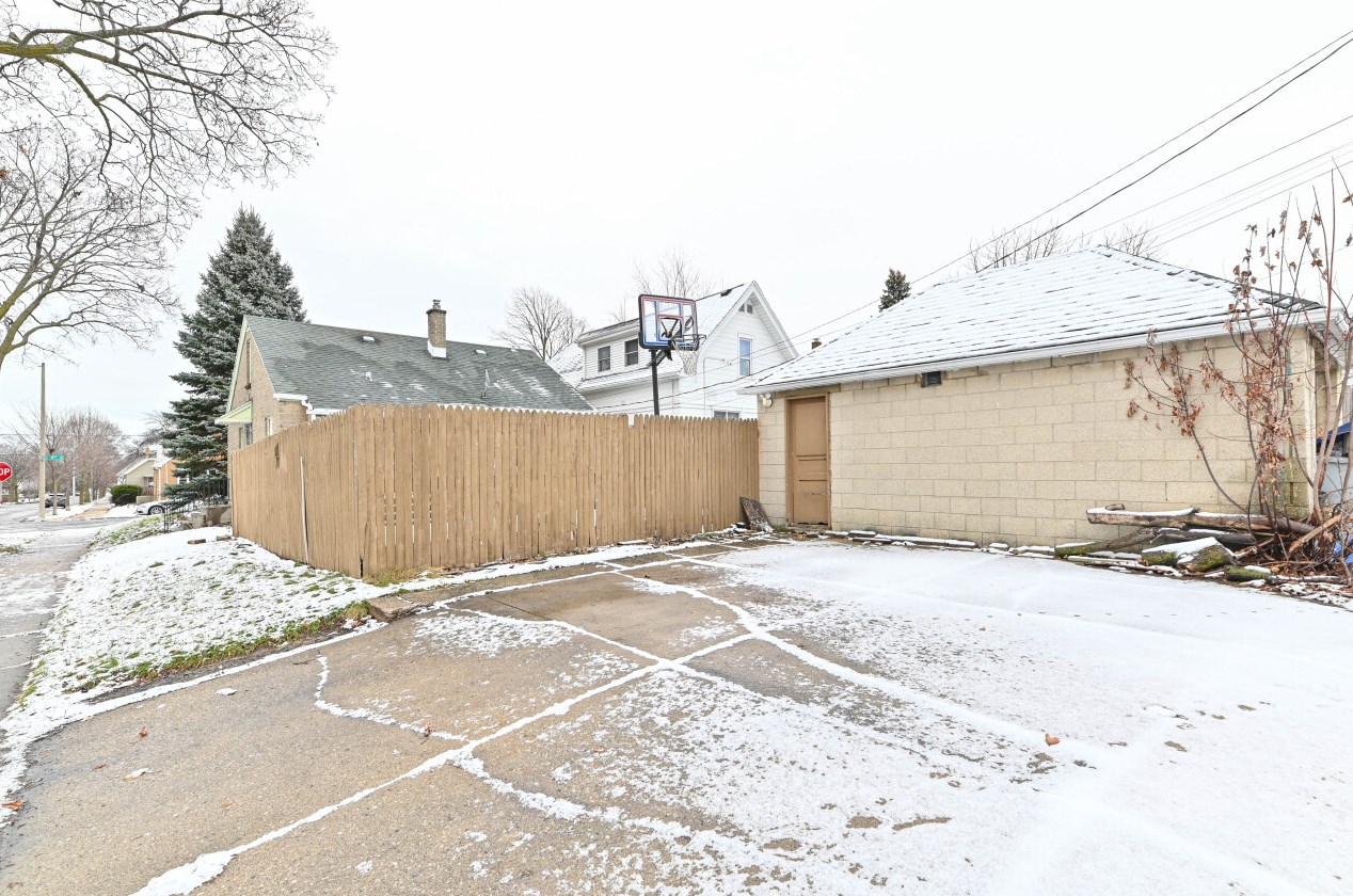 3301 9th St, Milwaukee WI  53215-5109 exterior