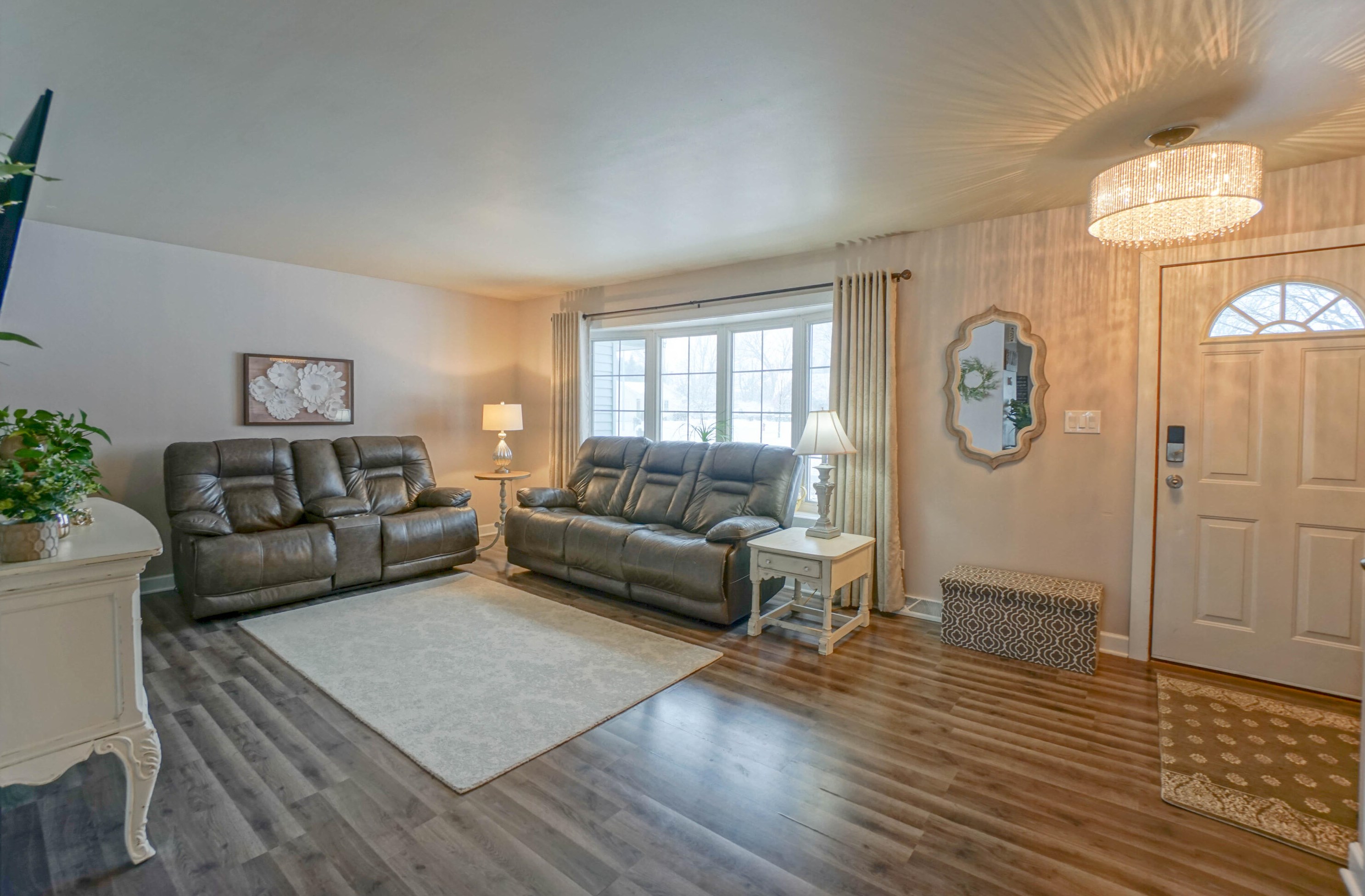 1407 Cleveland Ct, Hartford WI  53027-2732 exterior