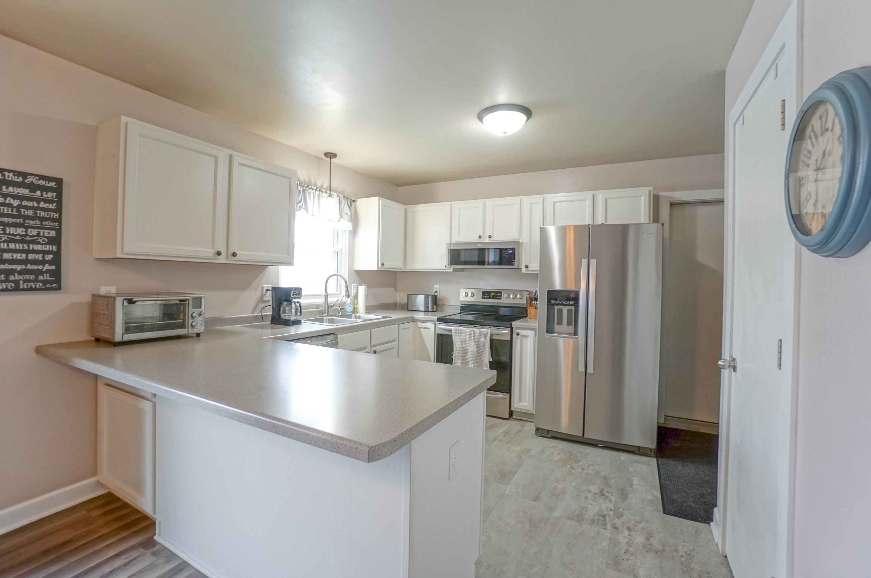 1407 Cleveland Ct, Hartford WI  53027-2732 exterior