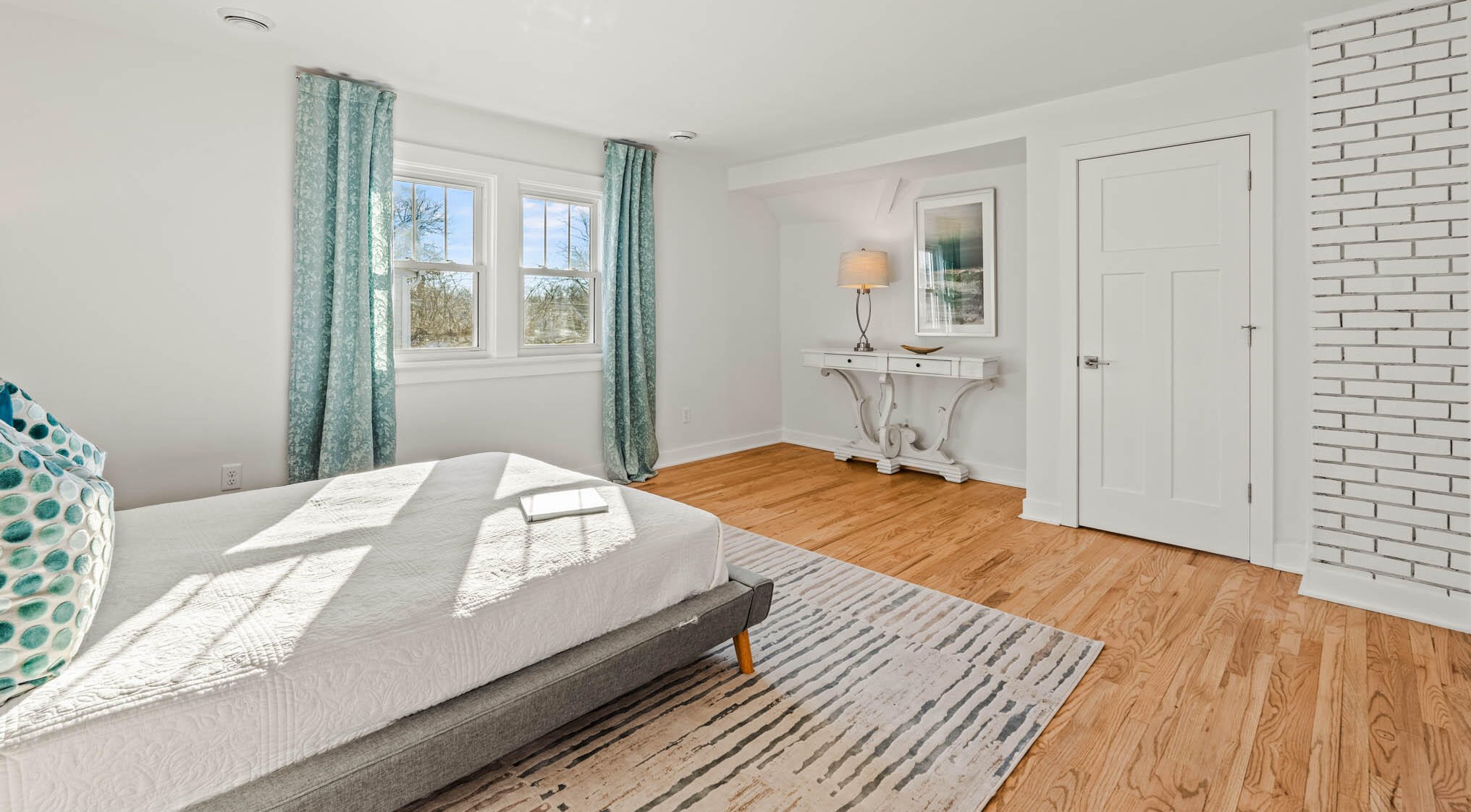 4867 Berkeley Blvd, Milwaukee WI  53217-5902 exterior