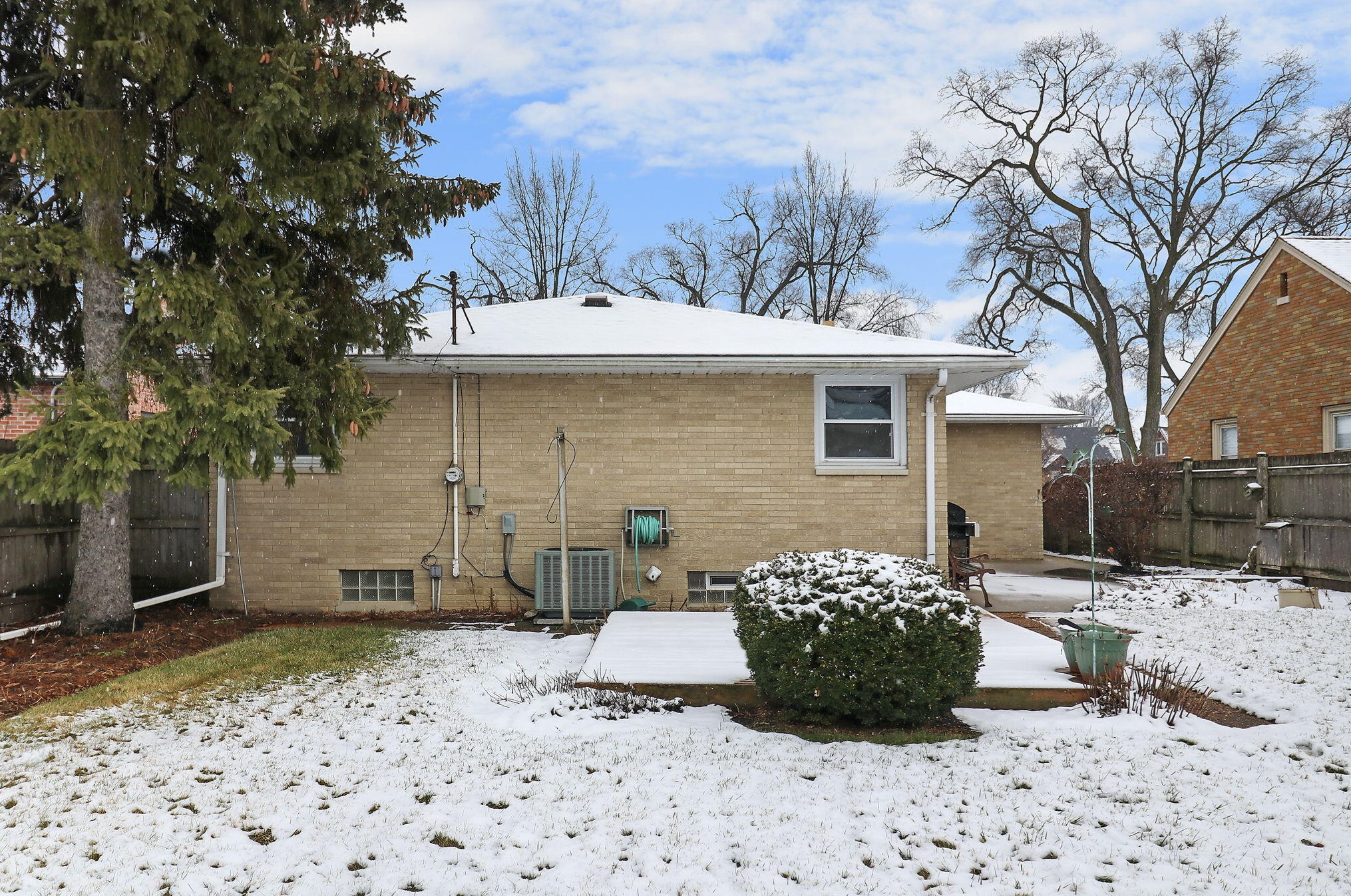 2302 Lincoln Rd, Kenosha WI  53143-1425 exterior