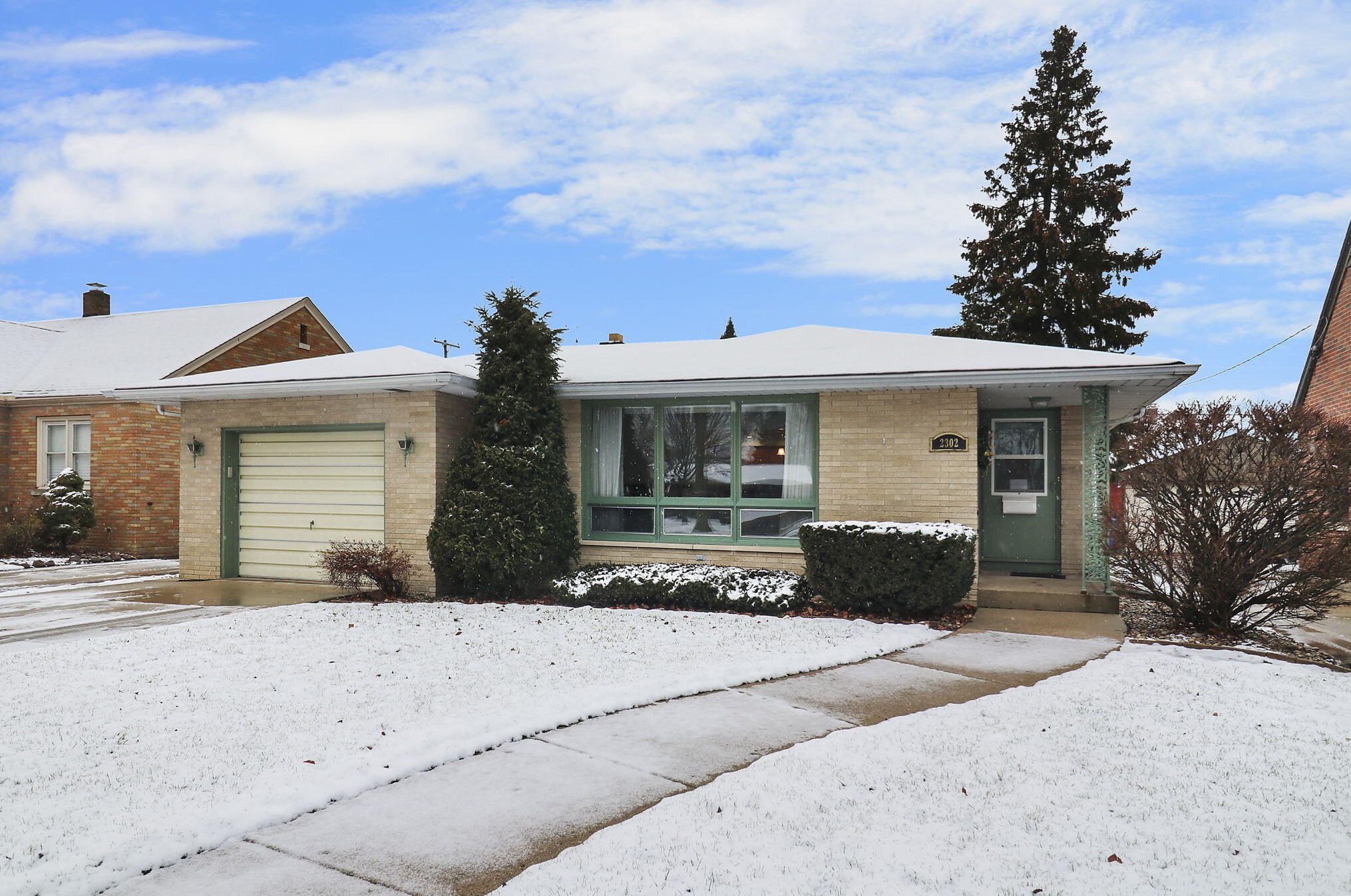 2302 Lincoln Rd, Kenosha WI  53143-1425 exterior