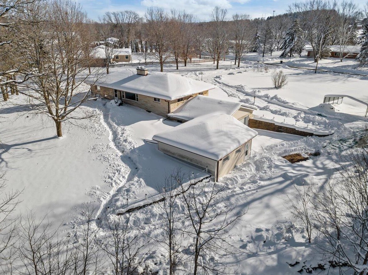 798 Riverview Dr, West Bend WI  53095-9580 exterior