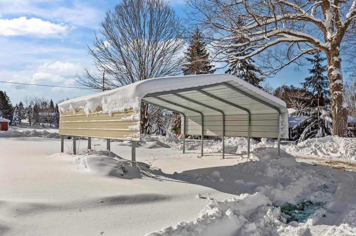 798 Riverview Dr, West Bend WI  53095-9580 exterior