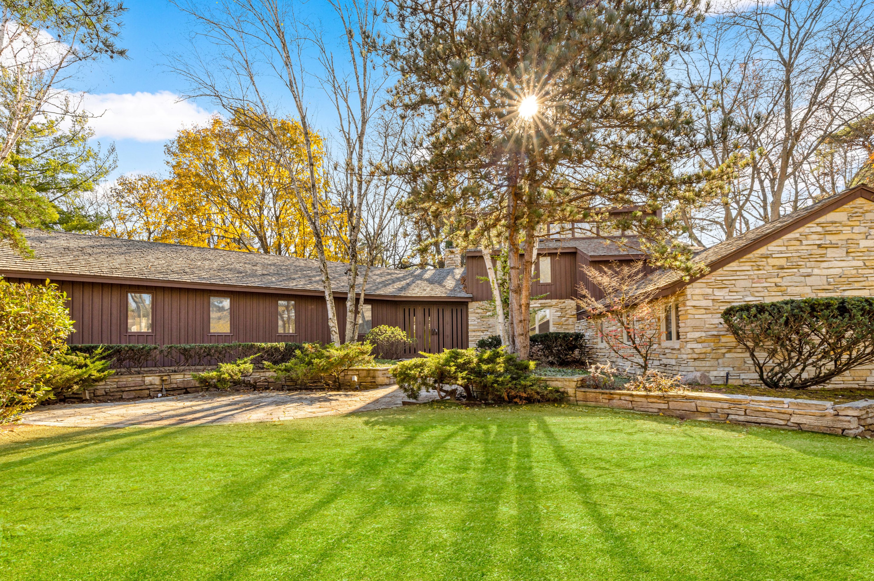 1111 Donges Ct, Milwaukee WI  53217-1413 exterior