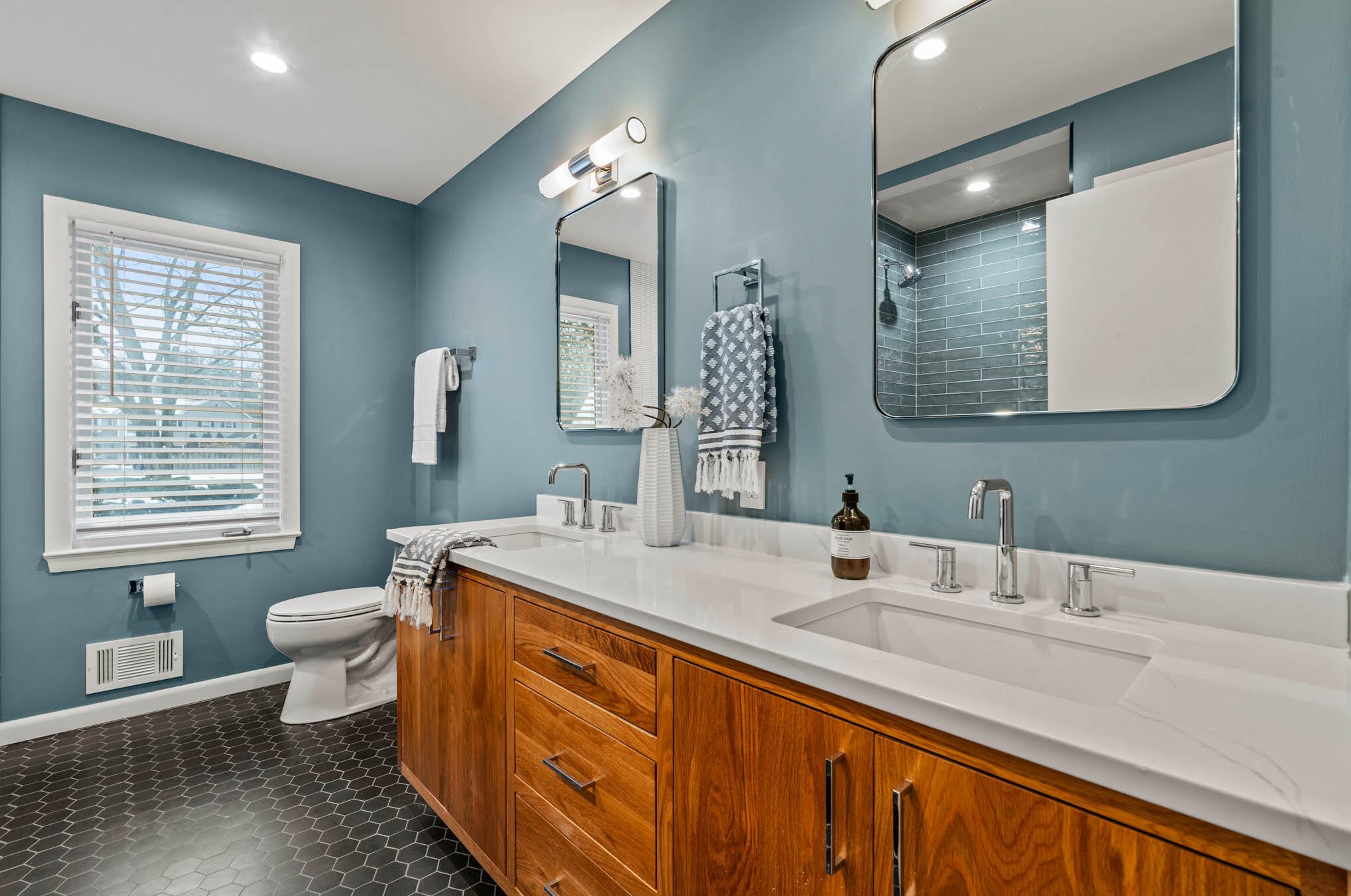 1111 Donges Ct, Milwaukee WI  53217-1413 exterior