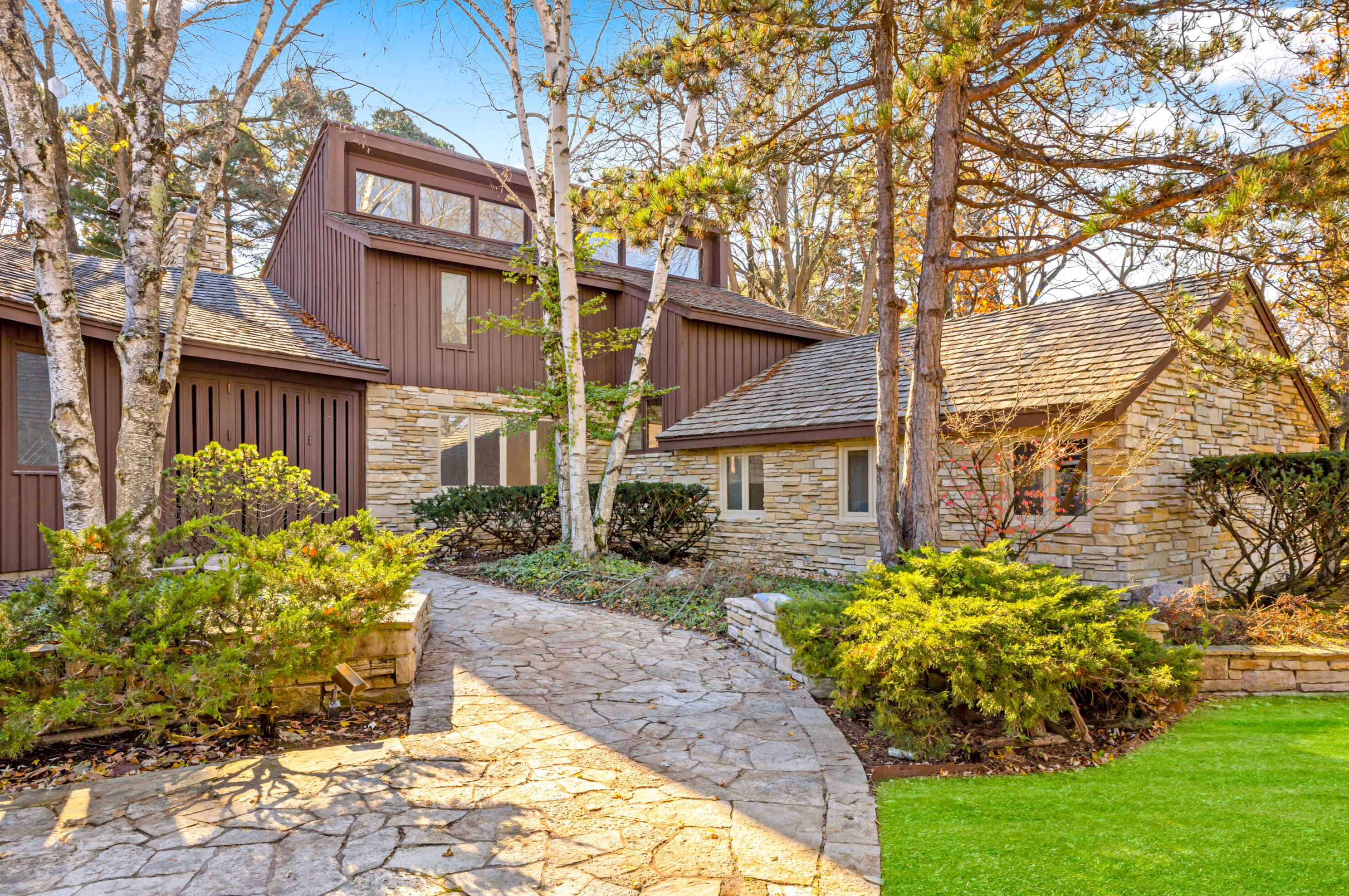 1111 Donges Ct, Milwaukee WI  53217-1413 exterior